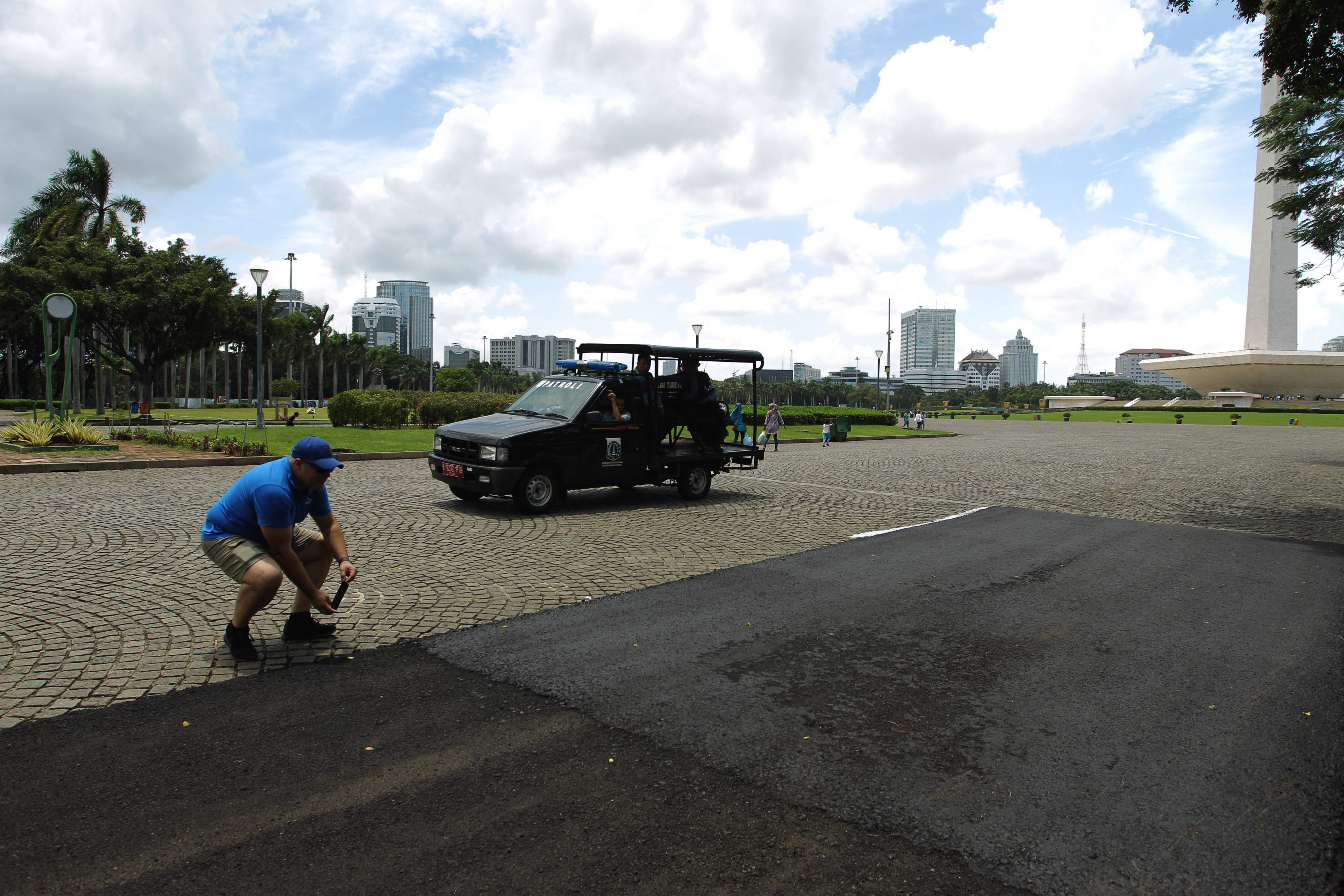 Uji coba pengaspalan persiapan gelaran Formula E di kawasan Monas, Jakarta.