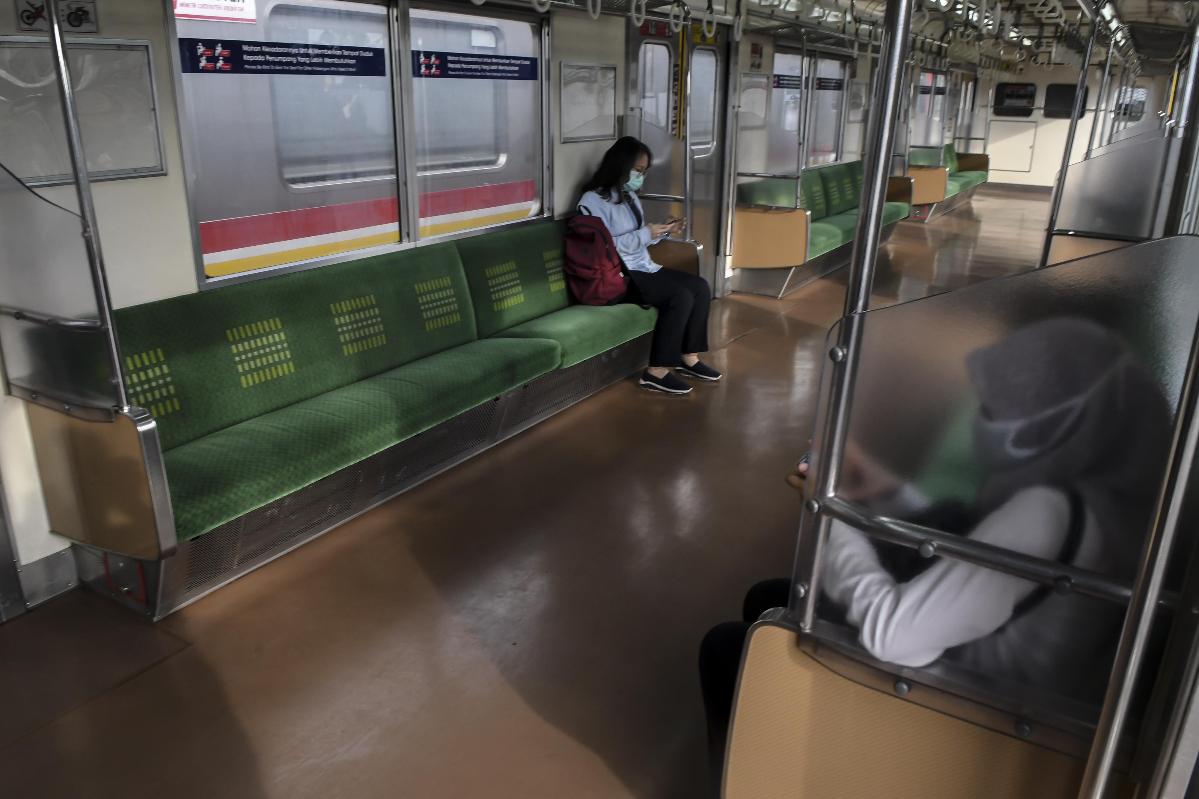 Penumpang berada di dalam KRL di stasiun Manggarai, Jakarta