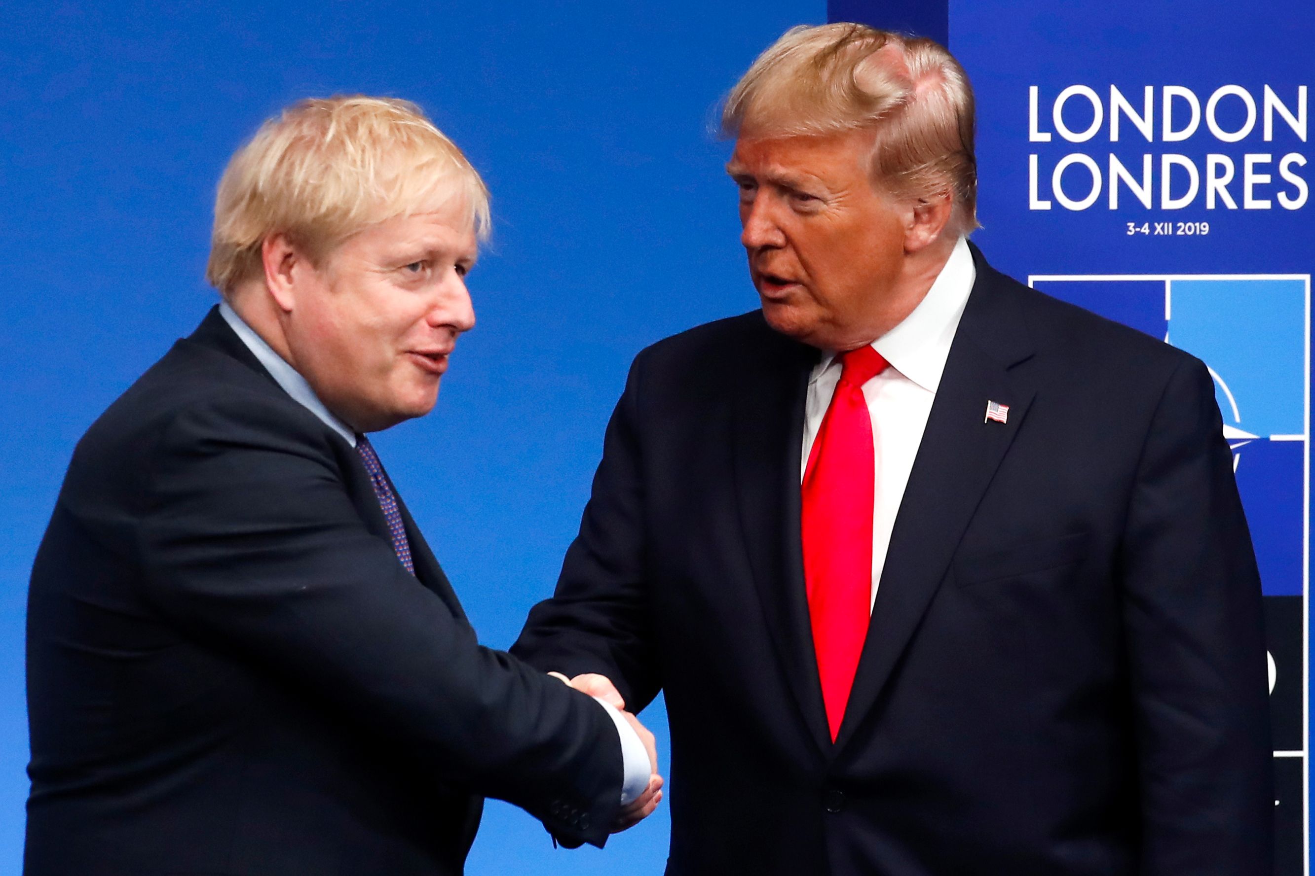 PM Inggris Boris Johnson (kiri) dan Presiden AS Donald Trump bertemu di KTT NATO, Desember lalu.