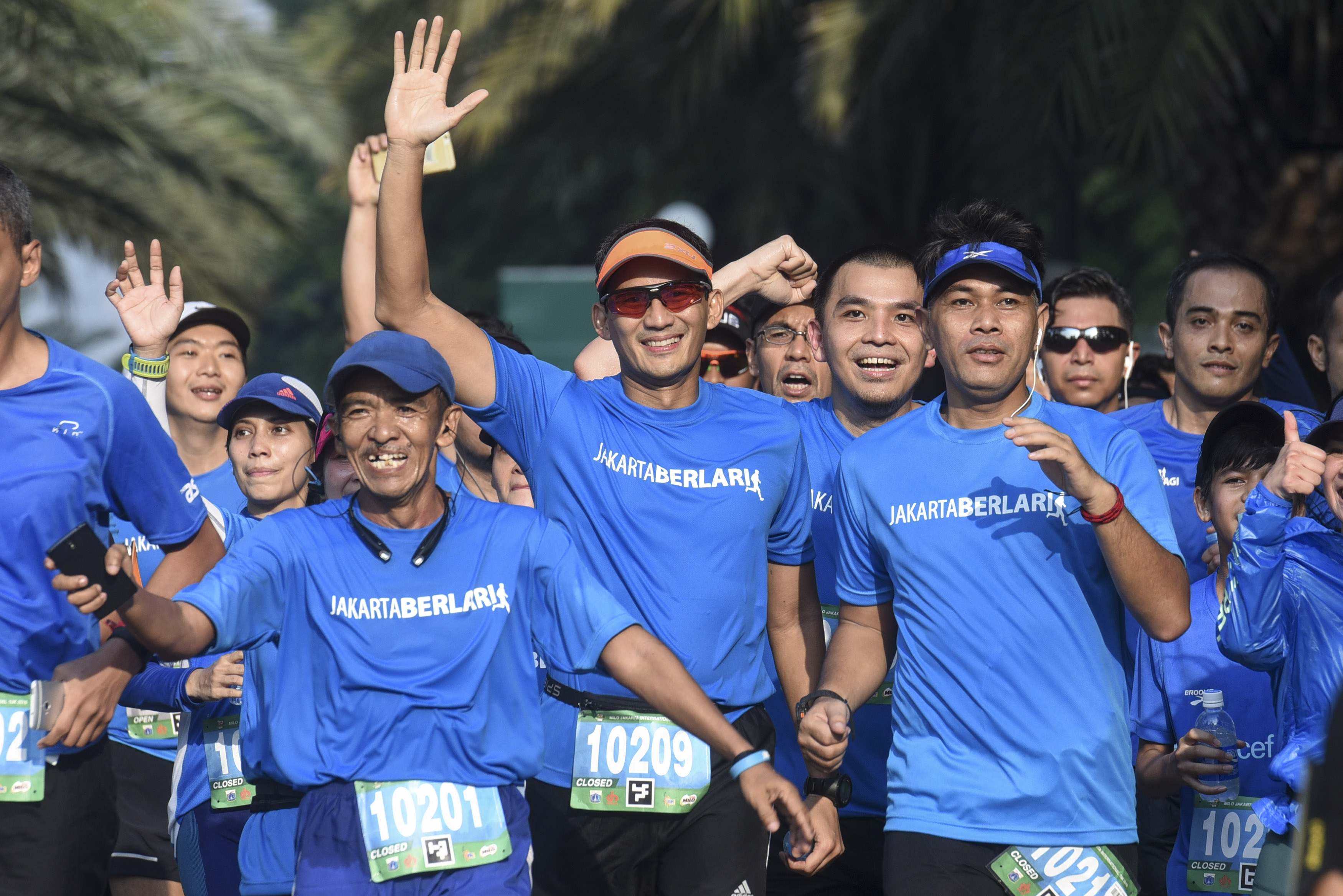 Pengusaha Sandiaga Uno (tengah) saat mengikuti lomba lari di Kawasan Rasuna Epicentrum, Jakarta.