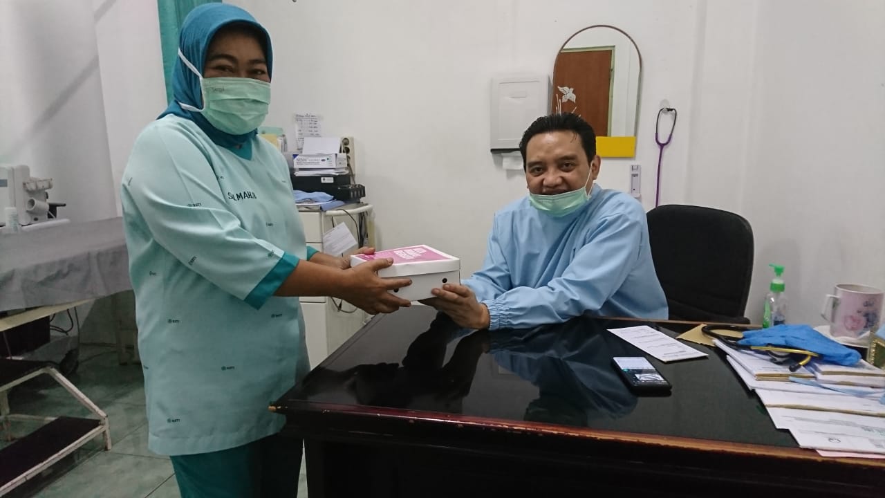 Diana Dewi membagikan makaman ke petugas medis di Depok