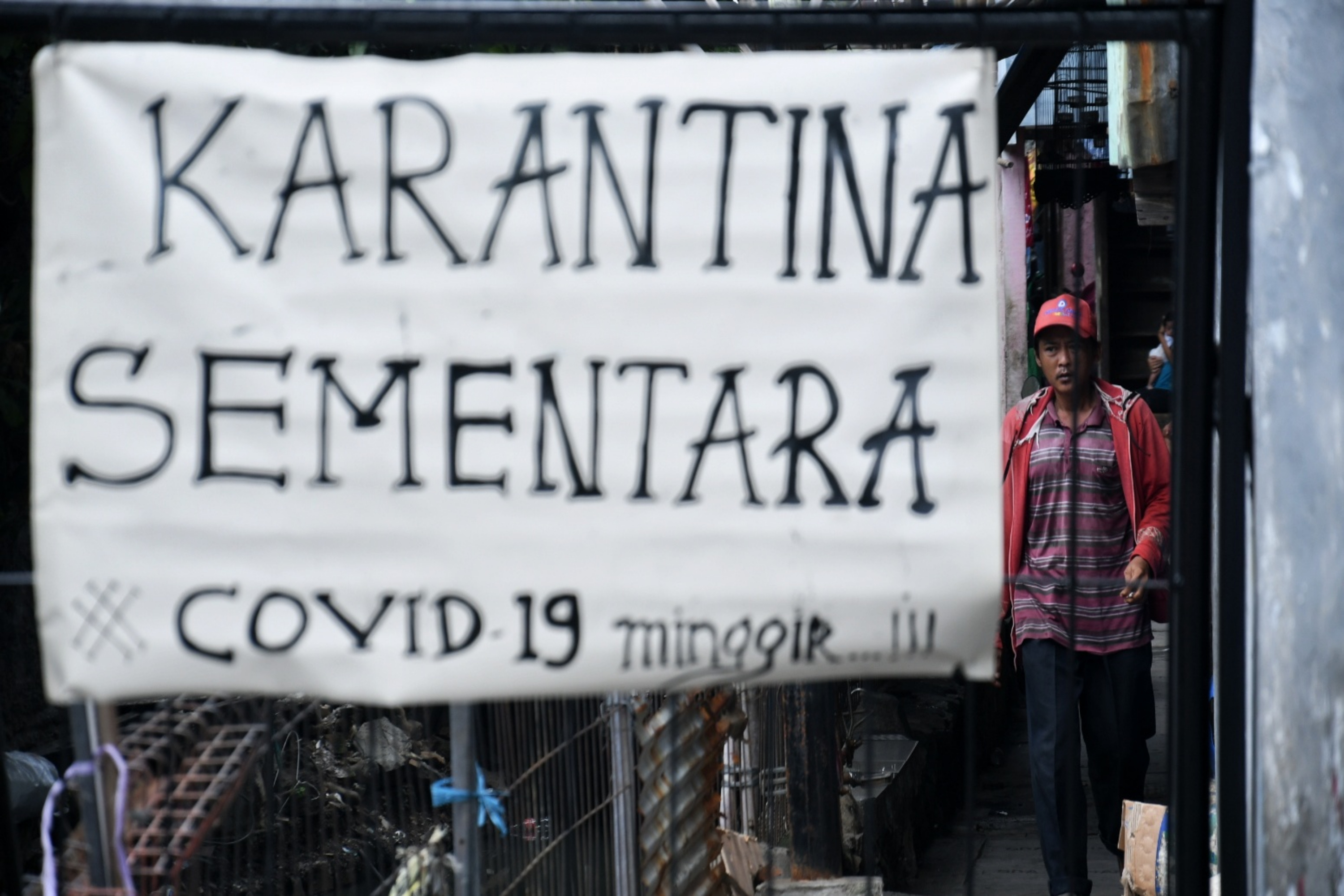 Sejumlah daerah memberlakukian karantina wilayah parsial.