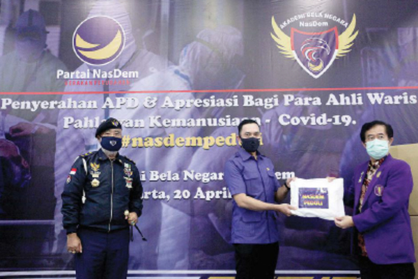 Bendahara Umum Partai NasDem Ahmad Sahroni bersama Gubernur Akademi Bela Negara (ABN) I Gusti Kompyang (IGK) Manila menyerahkan APD