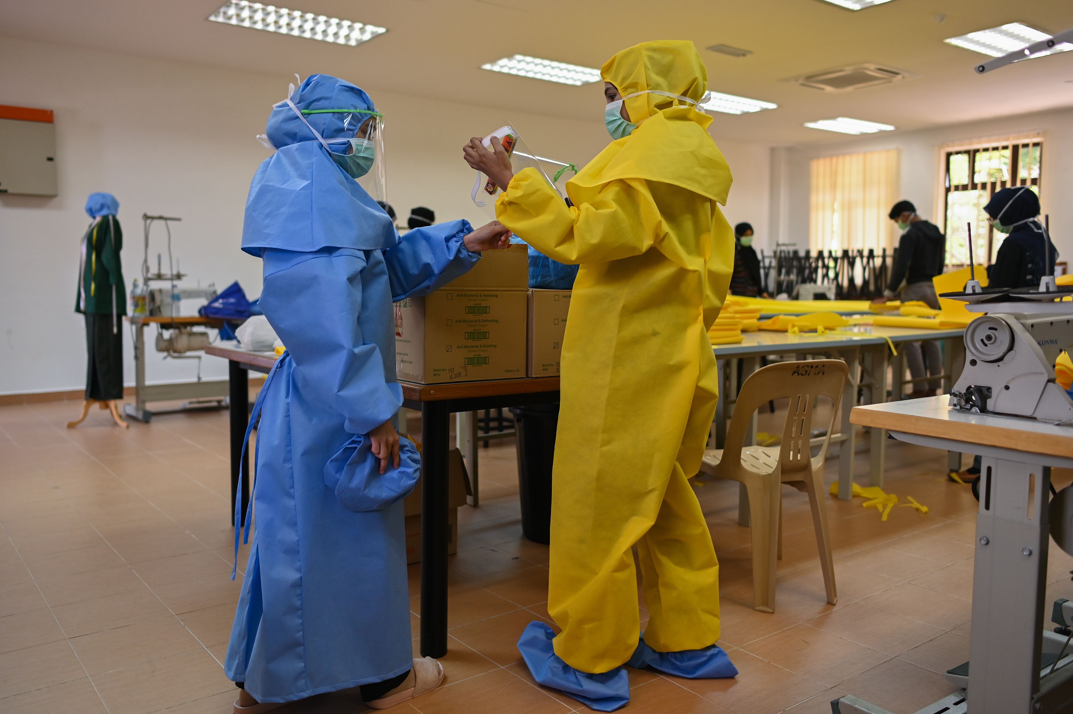Relawan mencoba APD yang dibuat di International Islamic University Malaysia di Gombak, Malaysia.