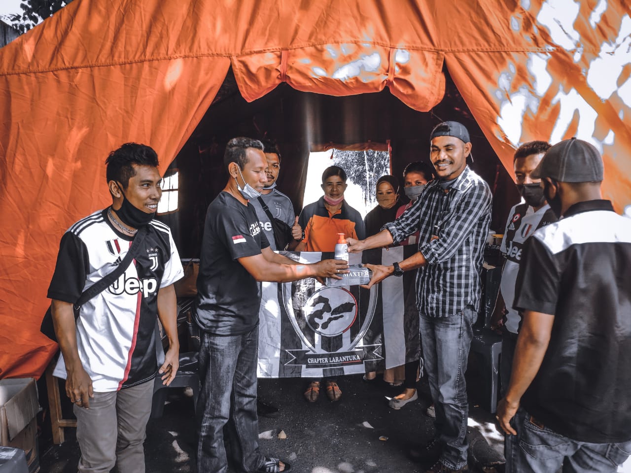 Relawan Juventus Club Indonesia (JCI) wilayah Flores Timur membagikan alat pelindung diri di Pulau Adonara, Sabtu (25/4/2020).