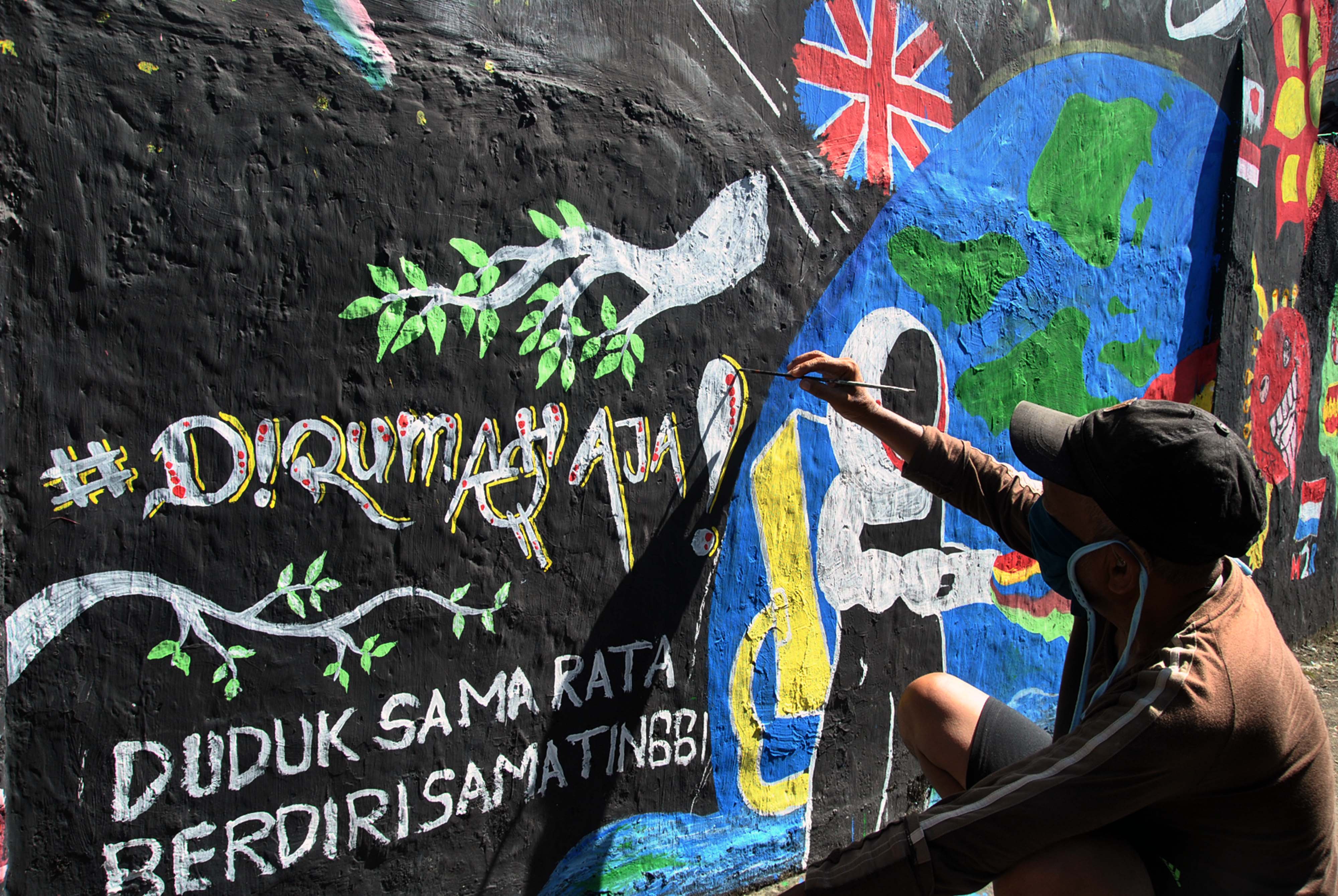 Warga melukis mural bertema pencegahan penyebaran virus Corona (COVID-19) di Kelurahan Cilendek Barat, Kota Bogor, Jawa Barat, Kamis (2/4).