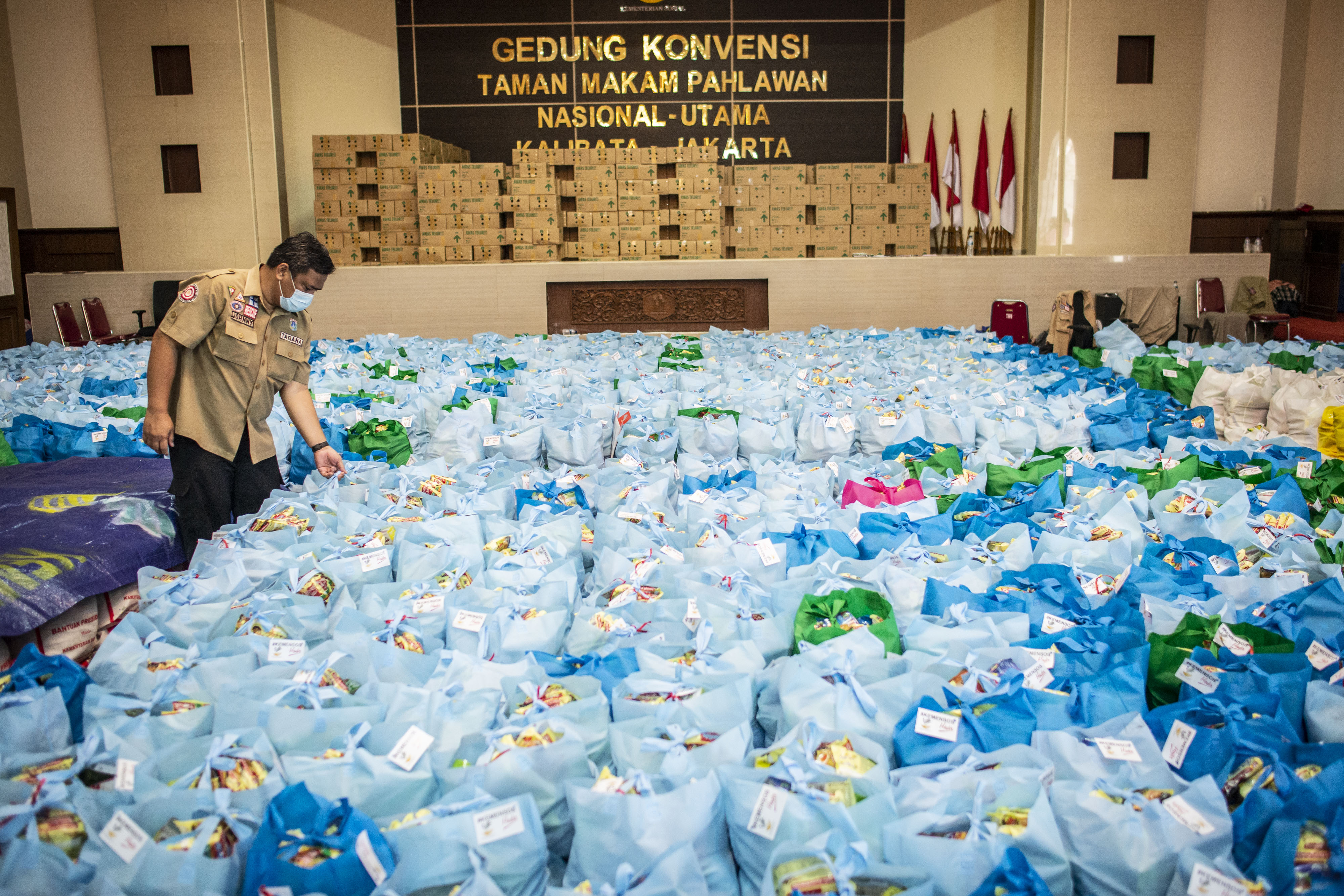 Petugas Tagana) memeriksa paket sembako di Dapur Umum Kementerian Sosial Peduli Dampak Covid-19 di Kompleks Gedung Konvensi TMP Kalibata.