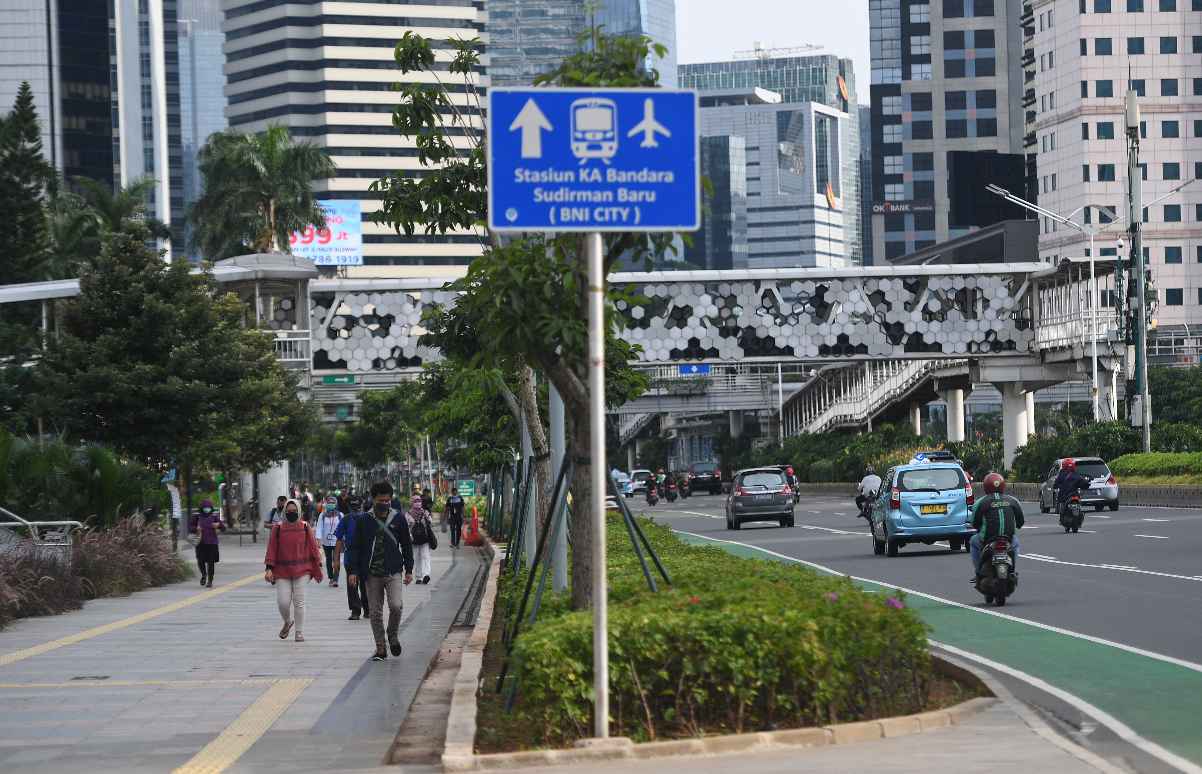 Sejumlah pekerja berjalan di Jalan Jenderal Sudirman, Jakarta, Kamis (16/4/2020). 