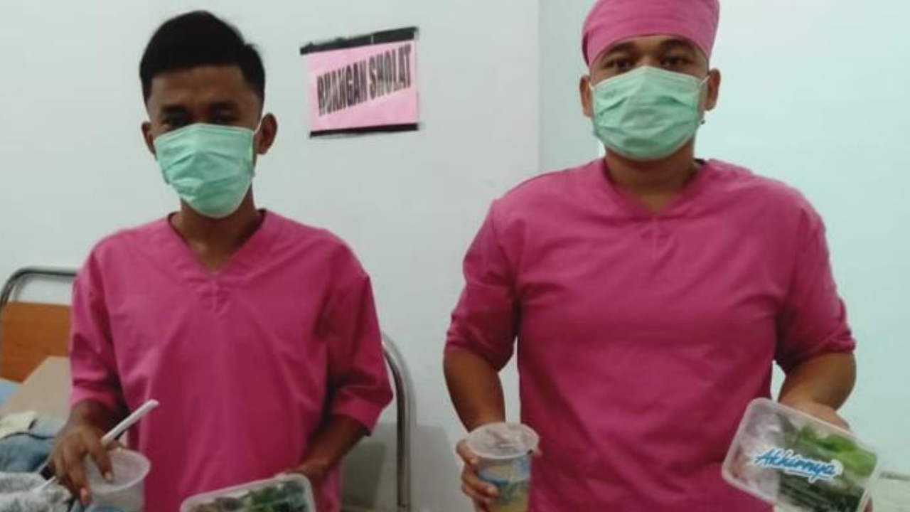 Dua tenaga medis di Rumah Sakit GL Tobing mendapatkan makanan minuman gratis yang disalurkan gerai Akhirnya Cafe, Minggu (5/4).