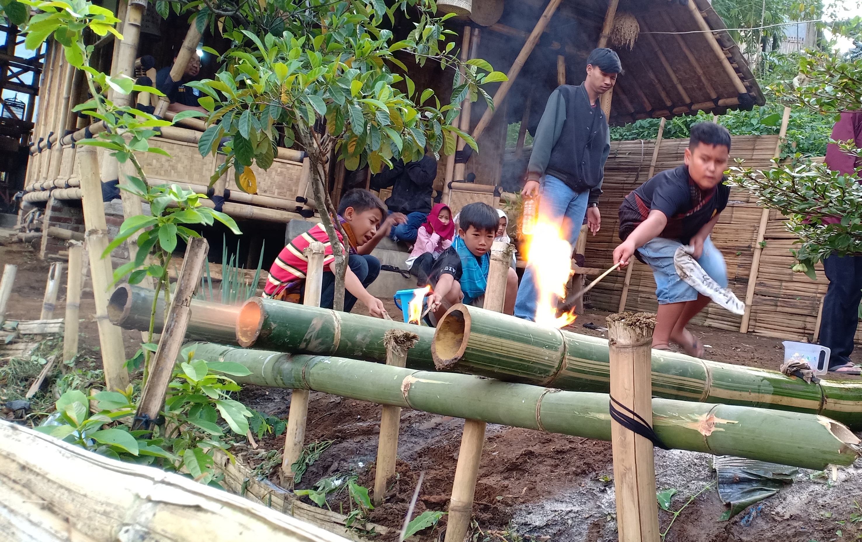 Anak-anak bermain lodong saat ngabuburit menunggu waktu buka puasa, di Desa Gudang Kahuripan, Lembang, Bandung Barat (23/05/2019).