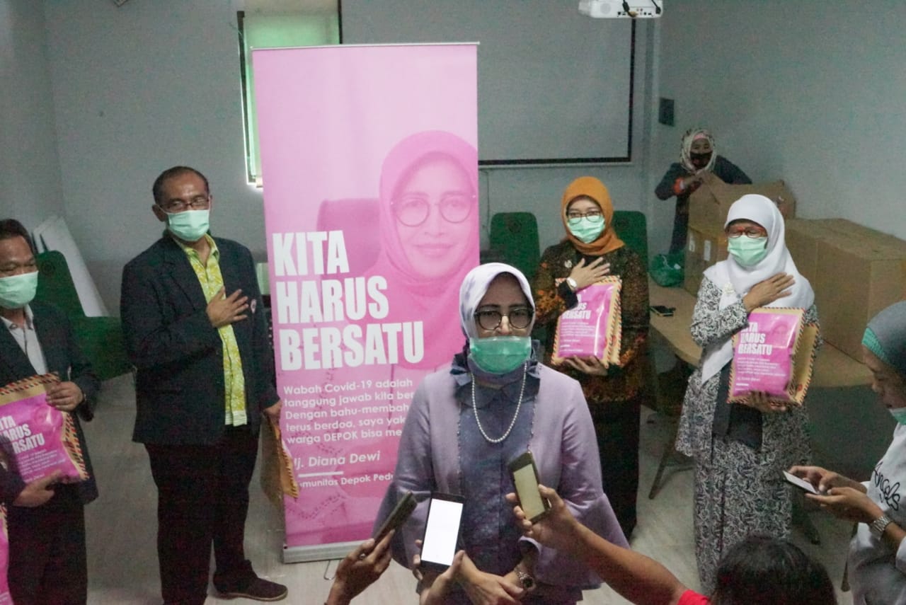 Diana Dewi mendonasikan rapid test kit ke IDI Depok