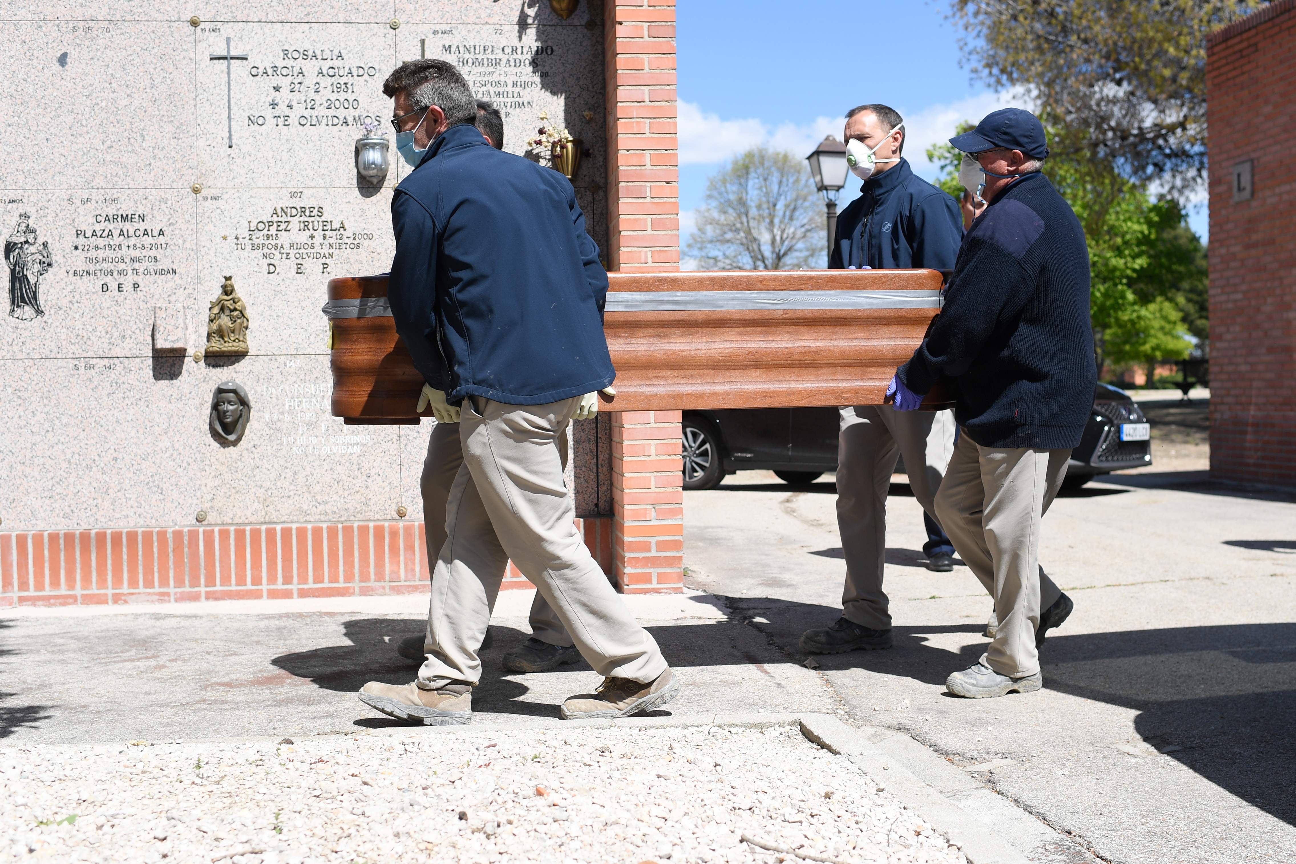 Jumlah kematian di Spanyol akibat virus korona baru terus mengalami penurunan. Covid-19 telah menewaskan 13.055 di Spanyol.