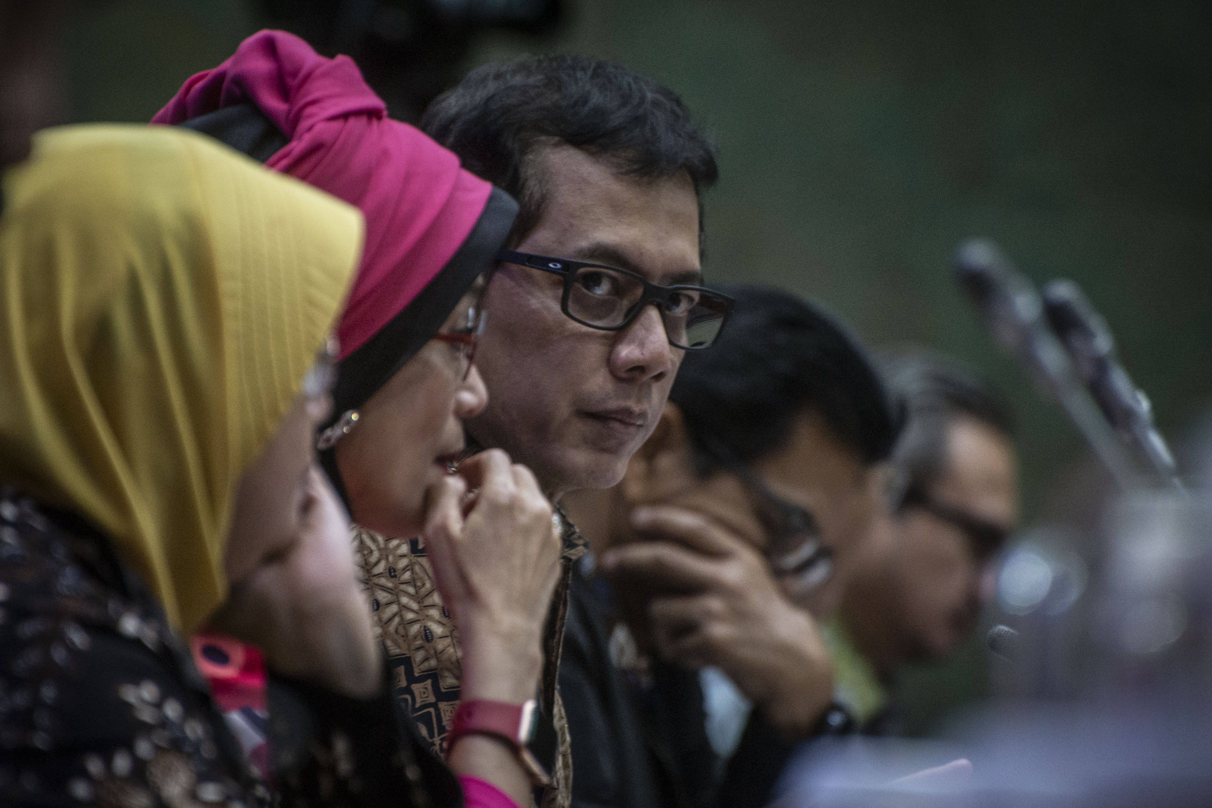 Menteri Pariwisata dan Ekonomi Kreatif Wishnutama Kusubandio (tengah) bersama jajarannya mengikuti rapat kerja bersama Komisi X DPR