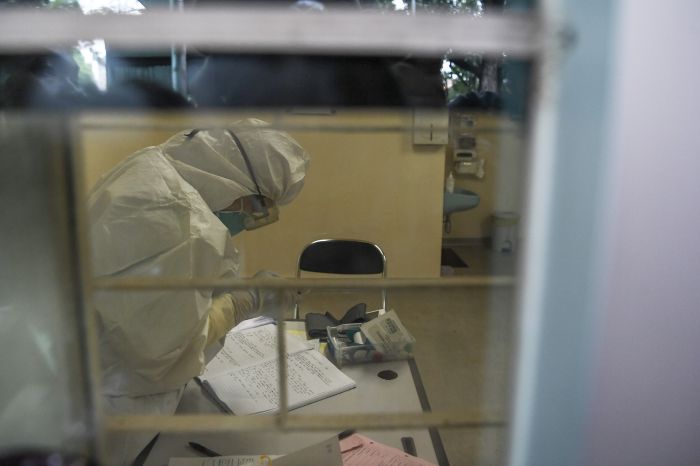 Petugas medis menggunakan alat pelindung diri (APD) di dalam Gedung Pinere, RSUP Persahabatan, Jakarta.