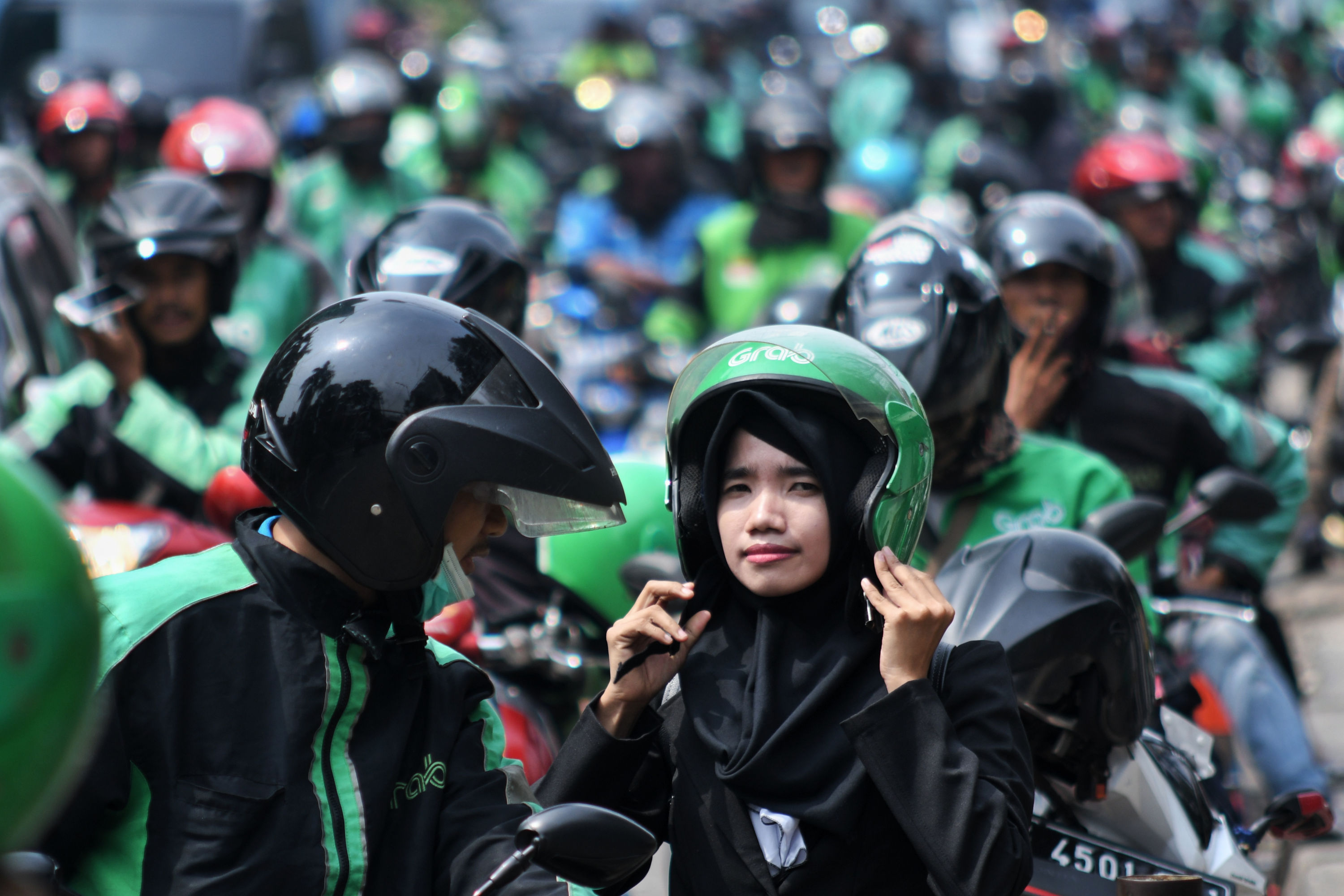 Pengemudi dan penumpang ojek online