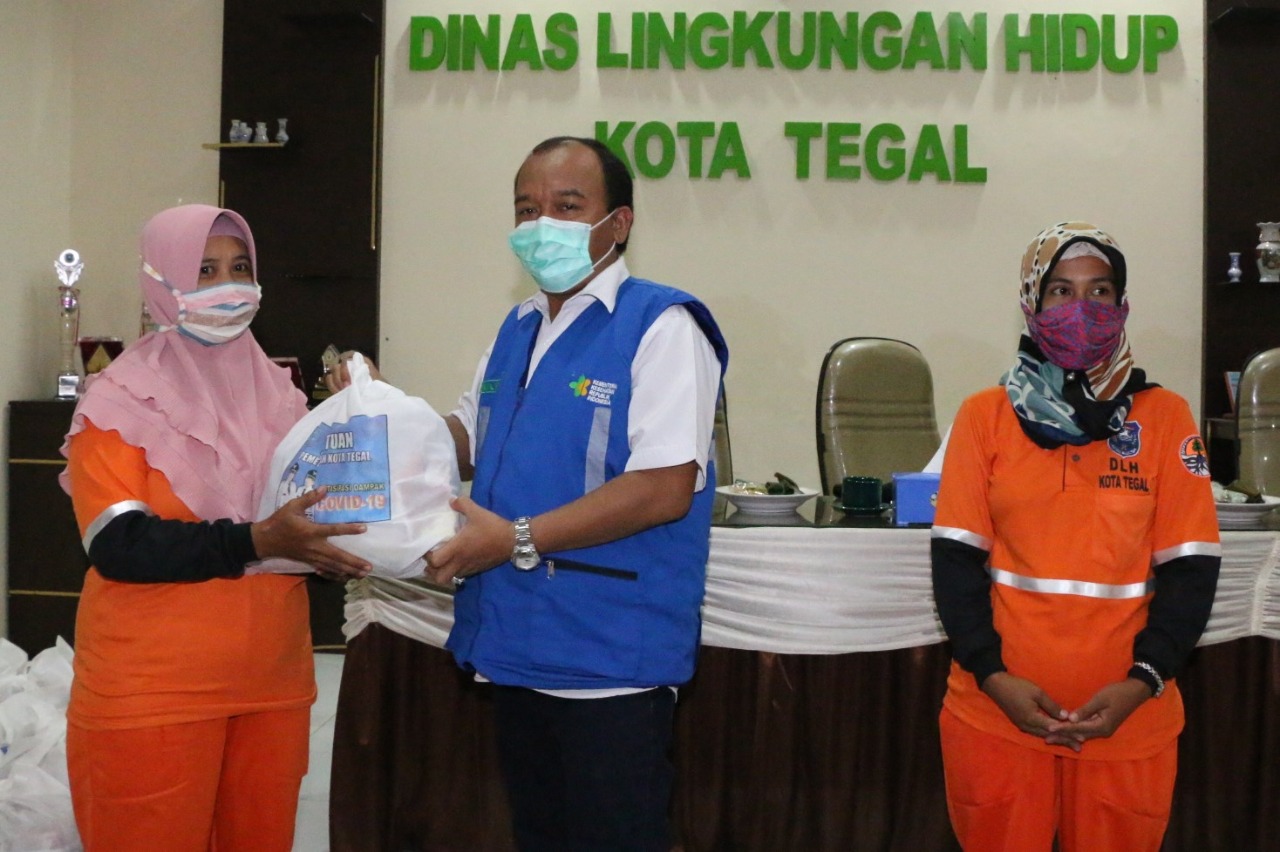 Wakil Walikota Tegal, Jawa Tengah, Muhammad Jumadi  serah paket sembako kepada seorang petugas kebersihan Kota Tegal.