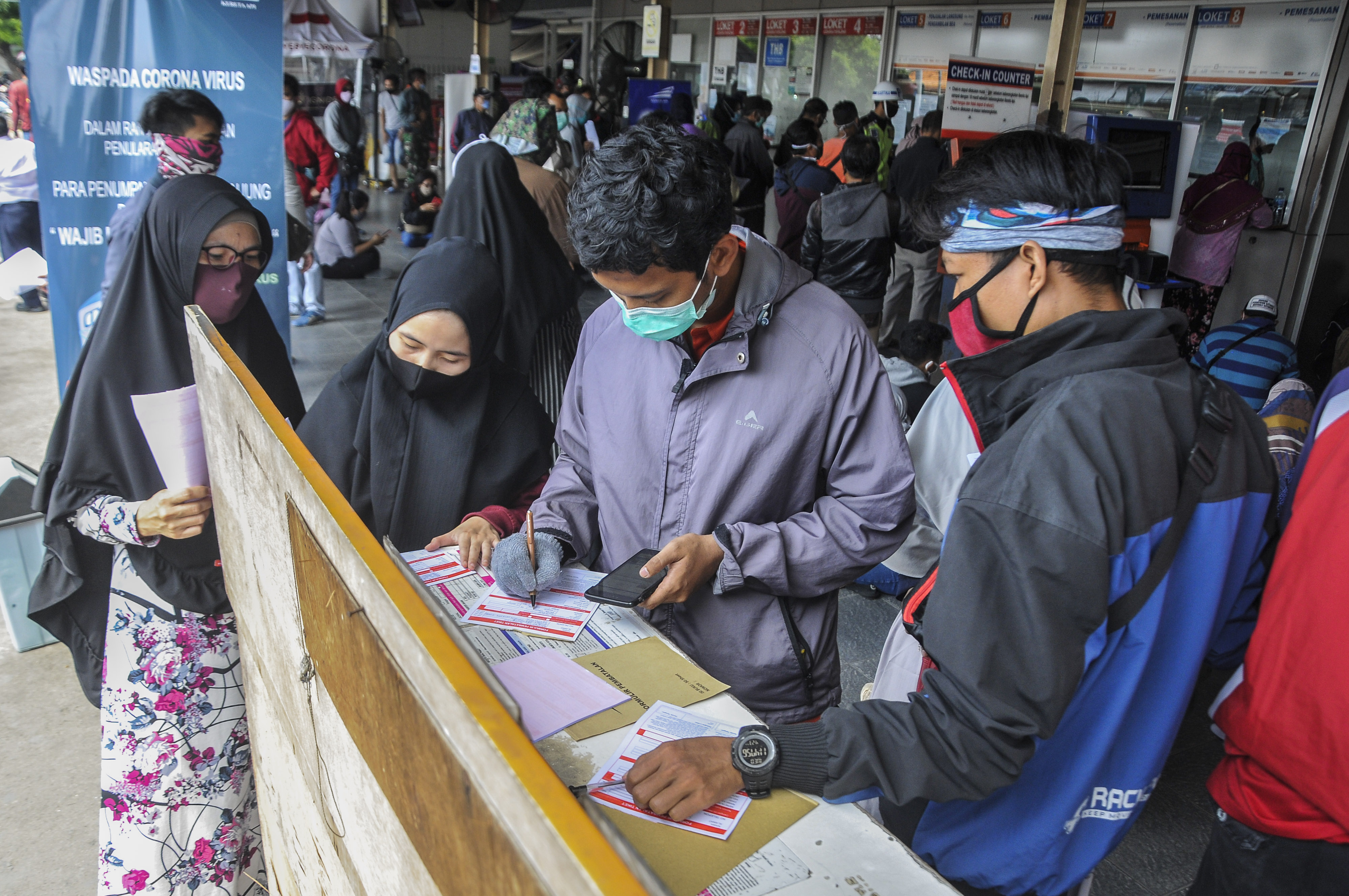 Sejumlah calon penumpang mengisi formulir untuk pembatalan tiket keberangkatan di stasiun Bekasi, Jawa Barat.