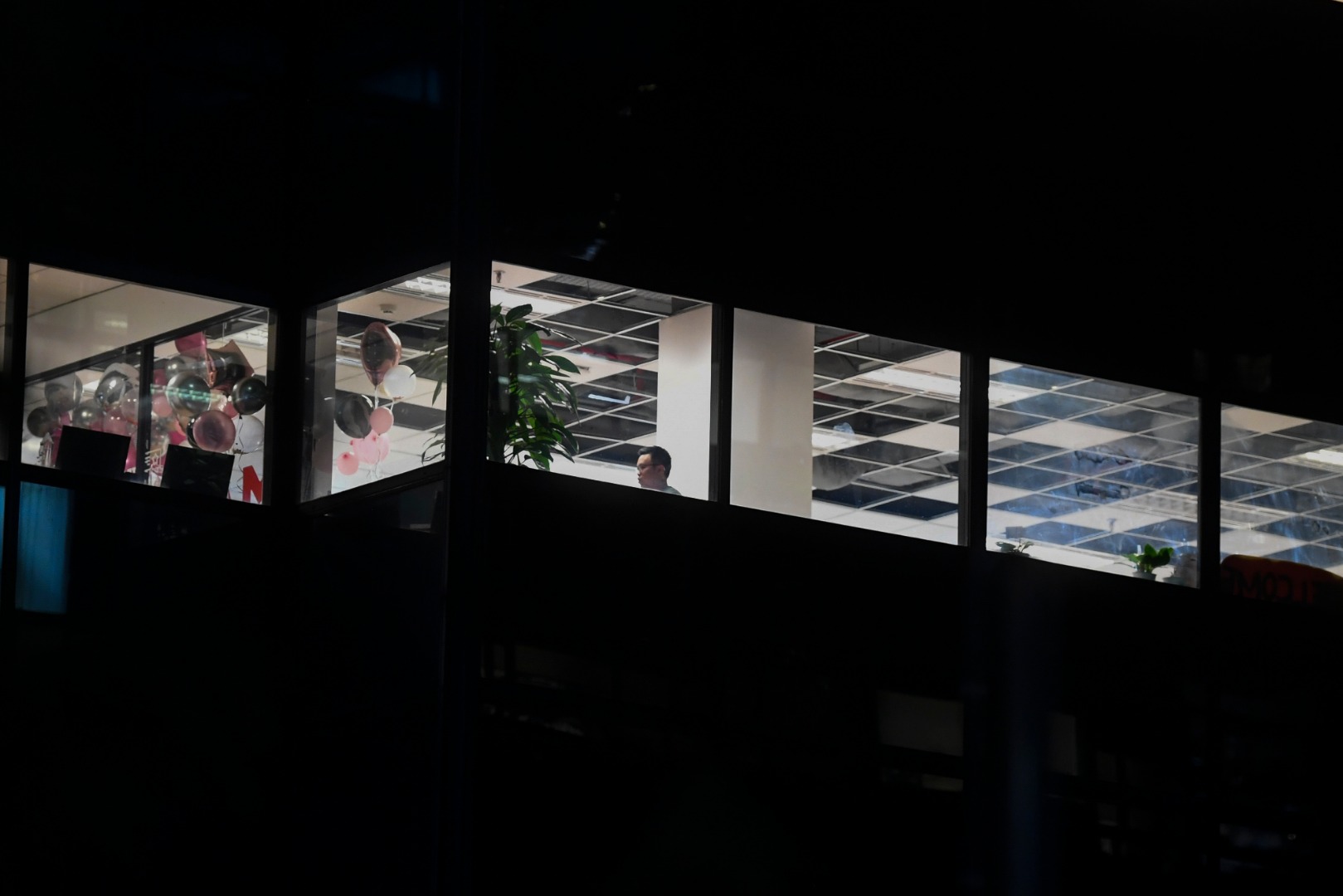 Karyawan beraktivitas di sebuah gedung perkantoran di kawasan Kuningan, Jakarta, Rabu (18/3).