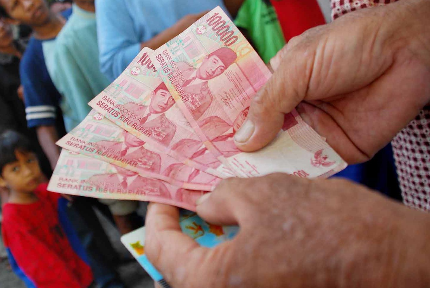 Ilustrasi bantuan sosial dalam bentuk tunai