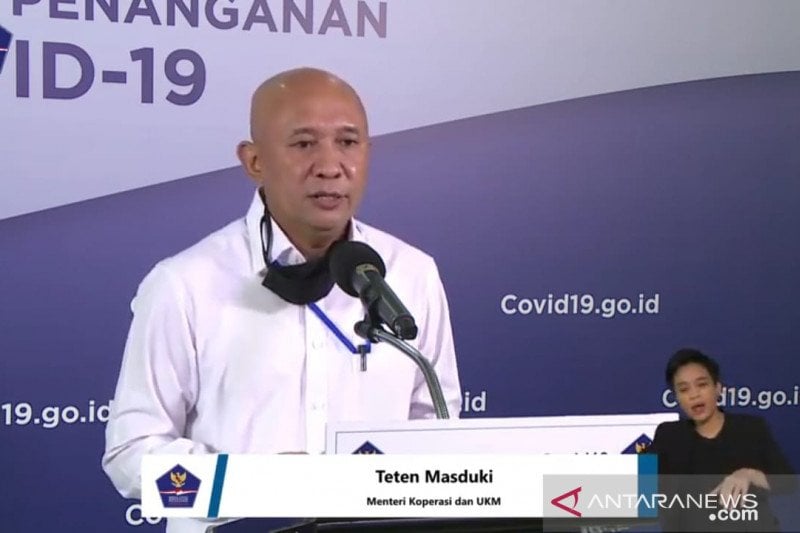 Menteri Koperasi dan Usaha Kecil Menengah Teten Masduki pada konferensi virtual yang diselenggarakan oleh BNPB di Jakarta, Selasa (28/4).
