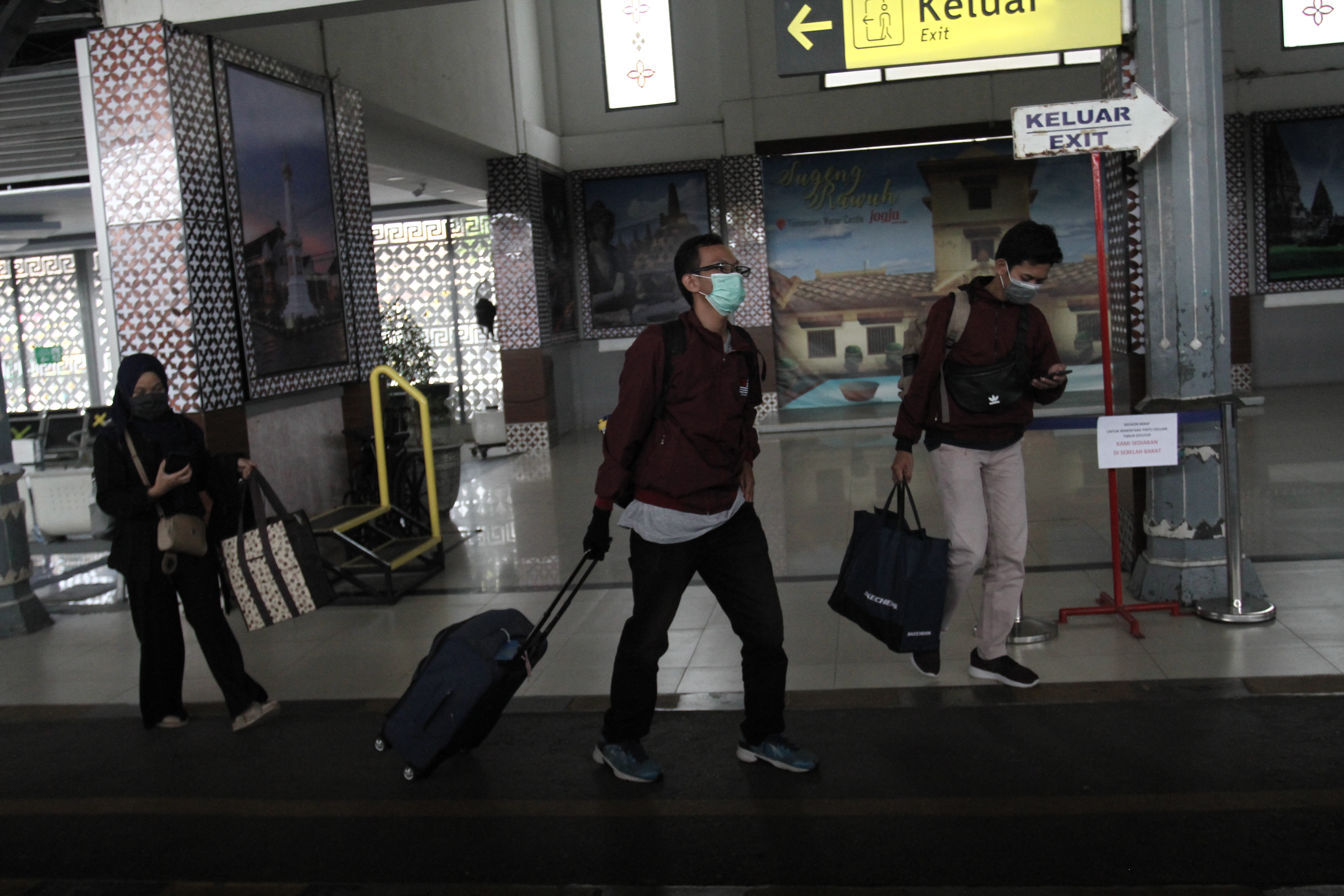 Calon penumpang kereta api berada di Stasiun Lempuyangan, DI Yogyakakarta, Rabu (1/4/2020).