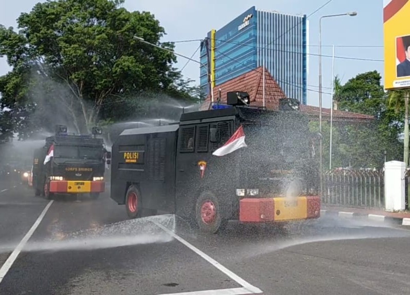 Polisi menyemprotkan disinfektan di jalan-jalan protokol.