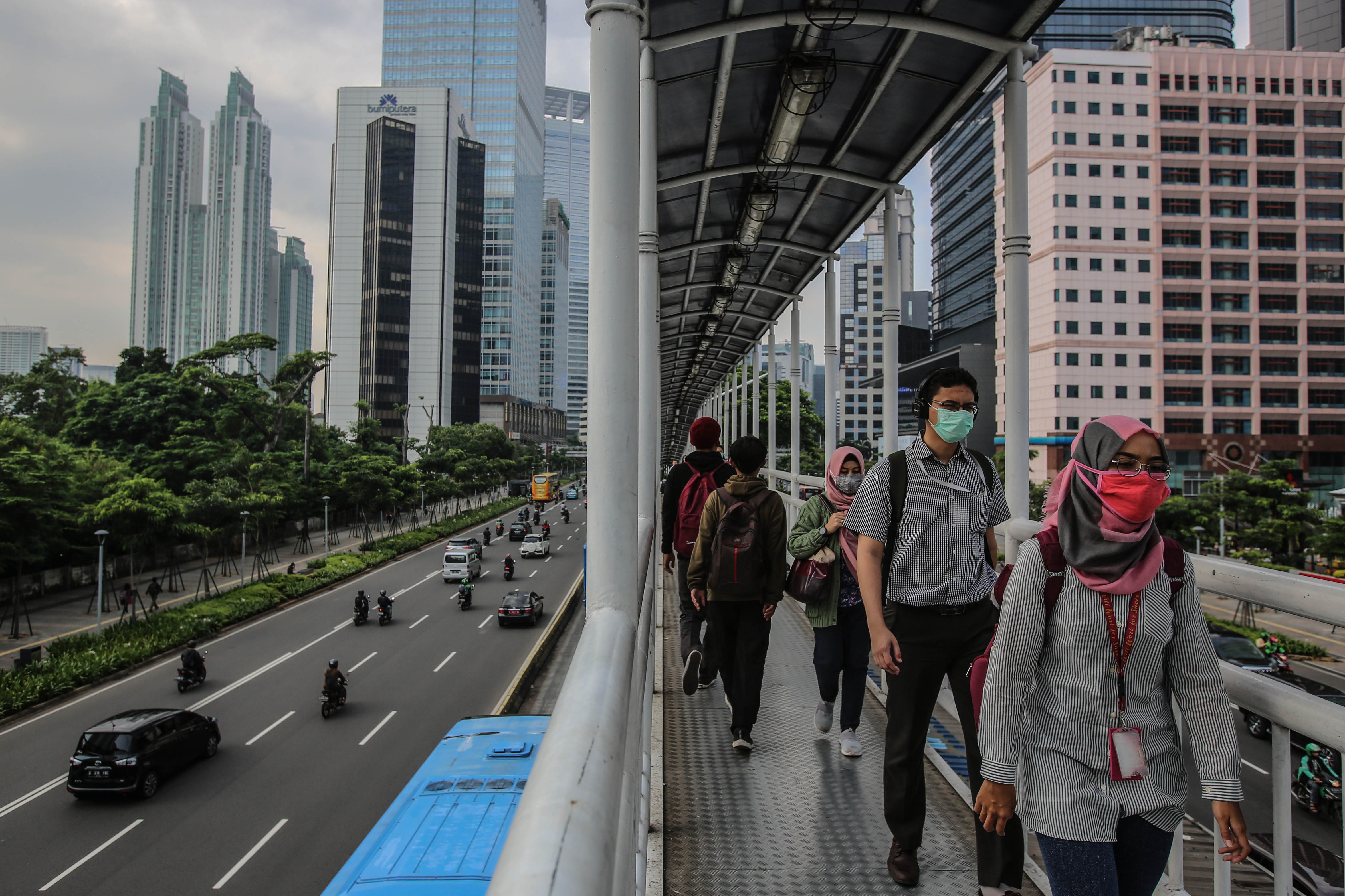 Penumpang melewati jempatan penyeberangan yang terkoneksi dengan halte bus transjakarta di kawasan Sudirman, Jakarta, Selasa (3/3/2020)
