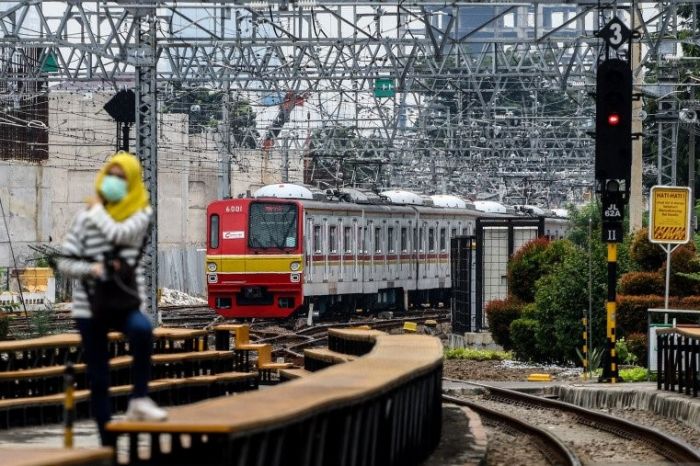 Penumpang menunggu KRL di Stasiun Manggarai
