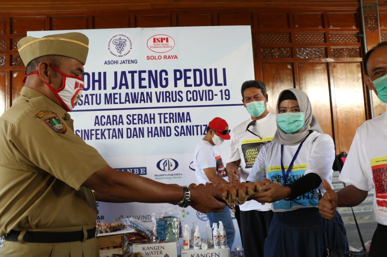 Wali Kota Surakarta FX Hadi Rudyatmo (berseragam coklat) menerima bantuan telur dari Asohi dan Pinsar Jateng, Senin (13/4/2020).