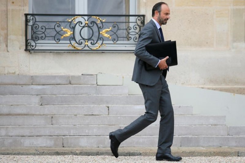 Perdana Menteri Prancis Edouard Philippe pergi setelah rapat kabinet mingguan di Elysee Palace di Paris, Prancis, Rabu (19/7/2017)
