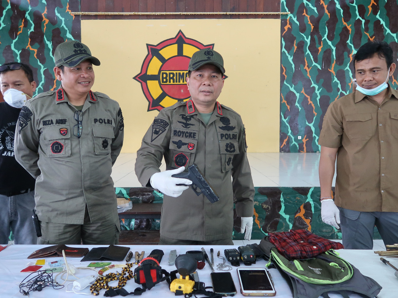 Kepala Ops Nemangkawi Brigjen Pol. Roycke Harry Langie memperlihatkan barang-barang bukti hasil penyergapan. 