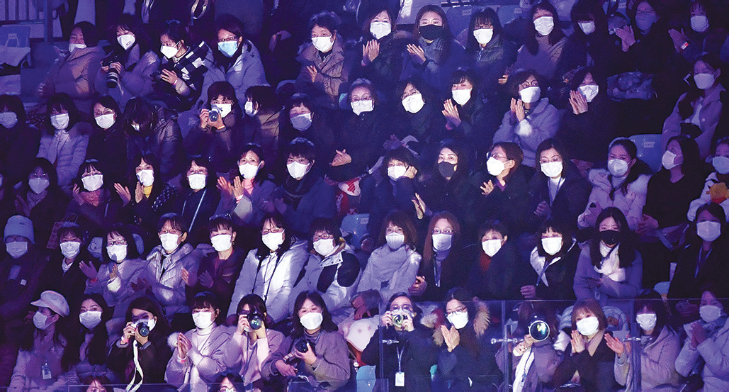 Penonton menggunakan masker untuk mencegah tertular virus korona  ketika menyaksikan laga ekshibisi ISU Four Continents Figure Skating