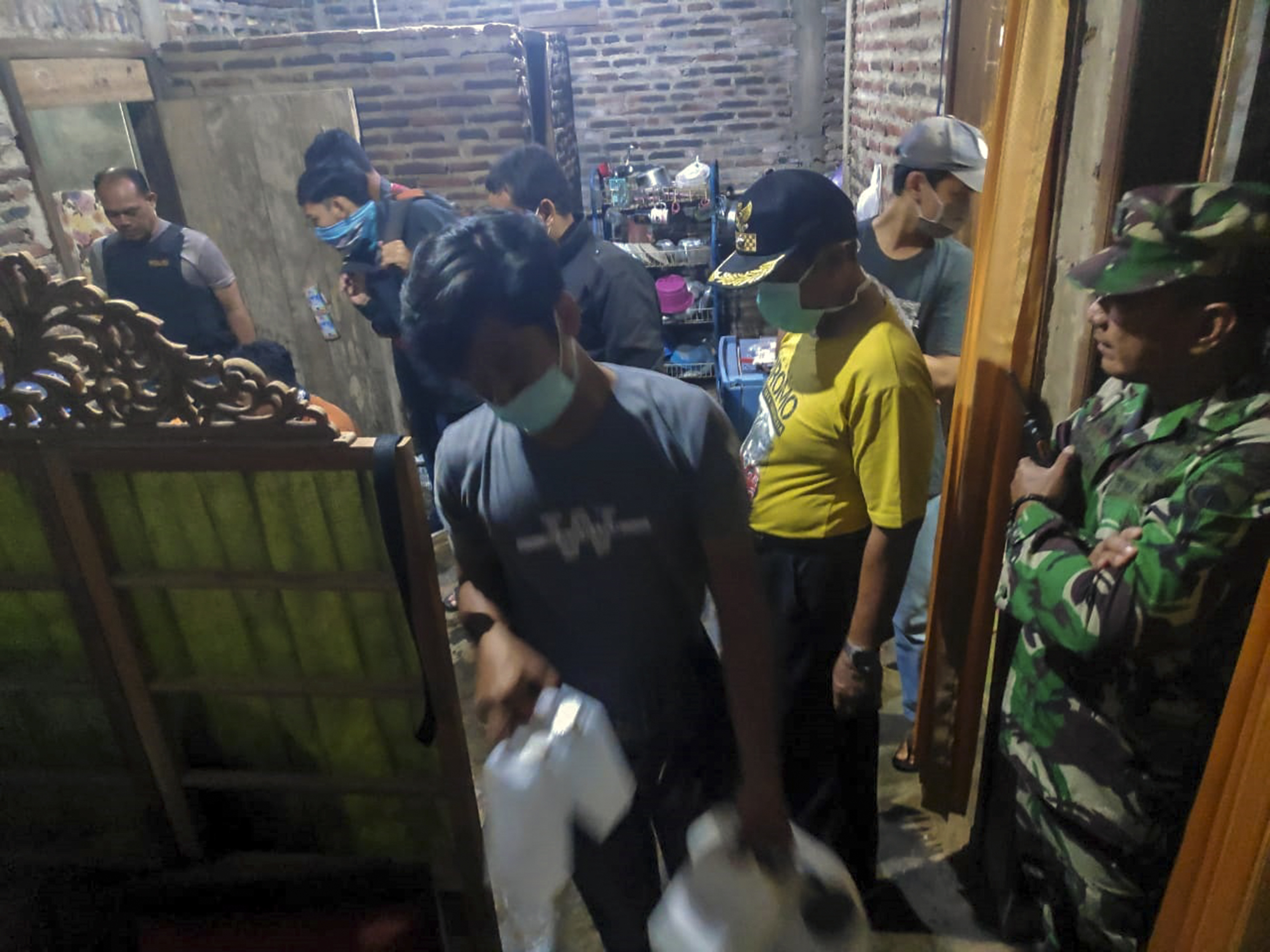 Petugas menggeledah rumah terduga teroris di Dukuh Ngepung, Subah, Kabupaten Batang, Jawa Tengah.