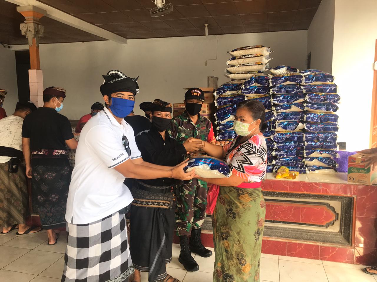 Penyaluran paket sembako di Denpasar, Bali.