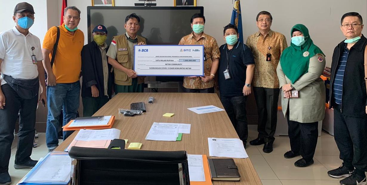 Bersama melawan Covid-19 PT SMI menyerahkan donasi sebesar Rp1,5 miliar.