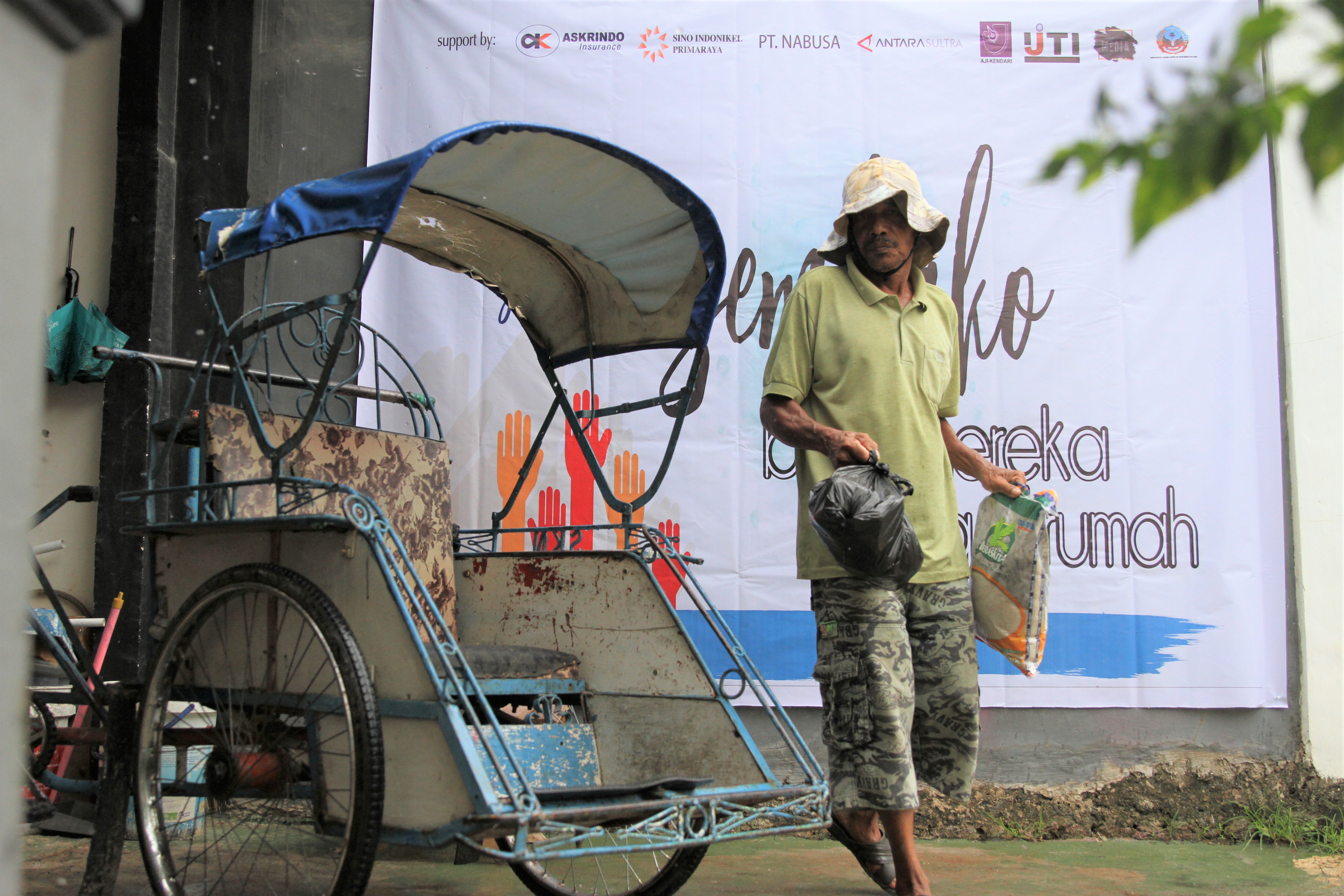 Tukang becak mengambil paket sembakonya di Kompleks Perumahan Satelit Kecamatan Kolaka, Sulawesi Tenggara, Sabtu (11/4). 