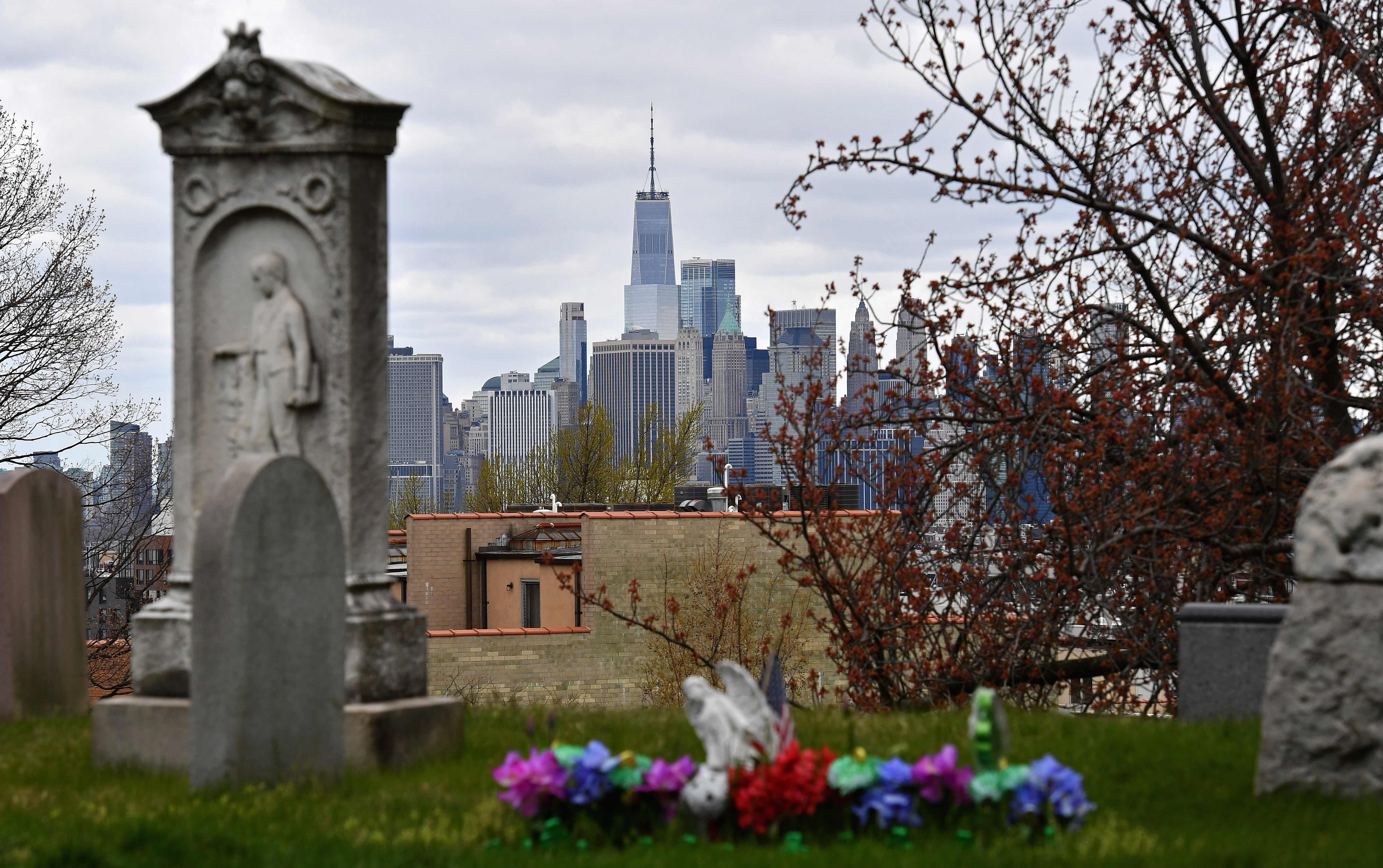 Suasana komplek permakaman di New York pada 10 April 2020.