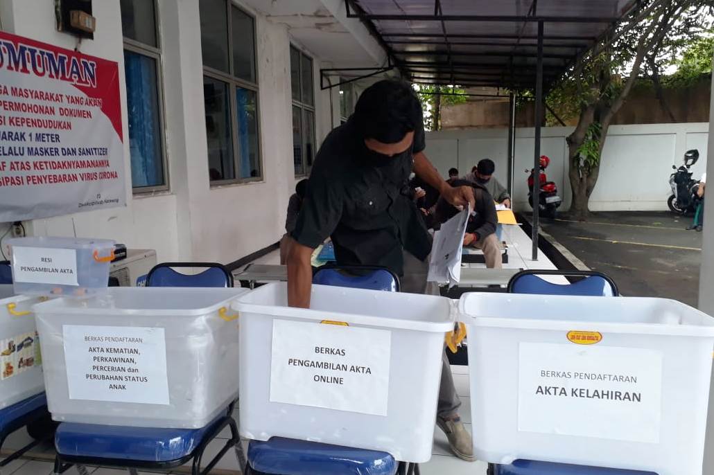 Warga tengah mengumpulkan persyaratan pembuatan dokumen kependudukan di Disdukcatpil Karawang.