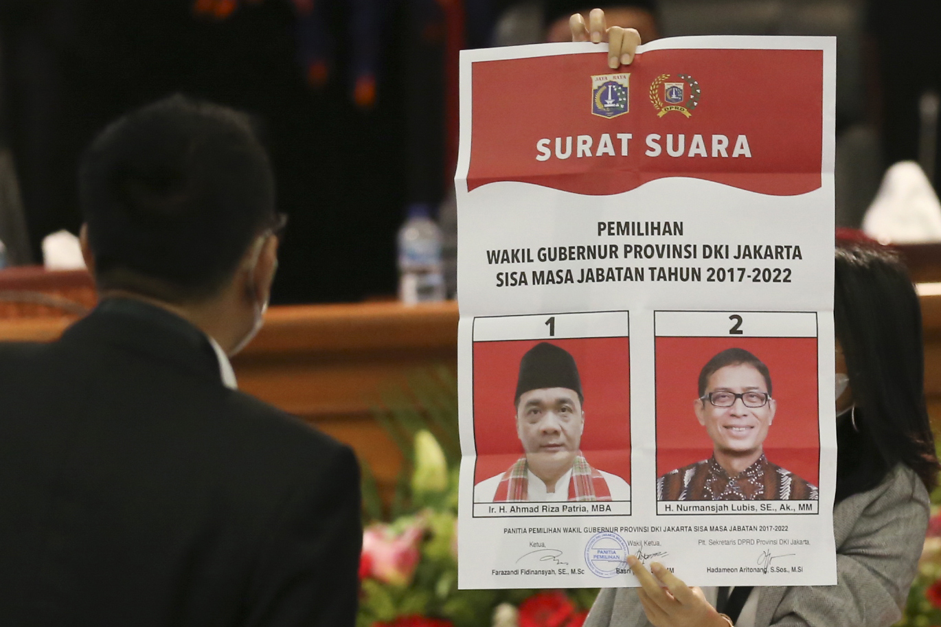 Petugas menghitung suara pemilihan Wakil Gubernur DKI Jakarta.