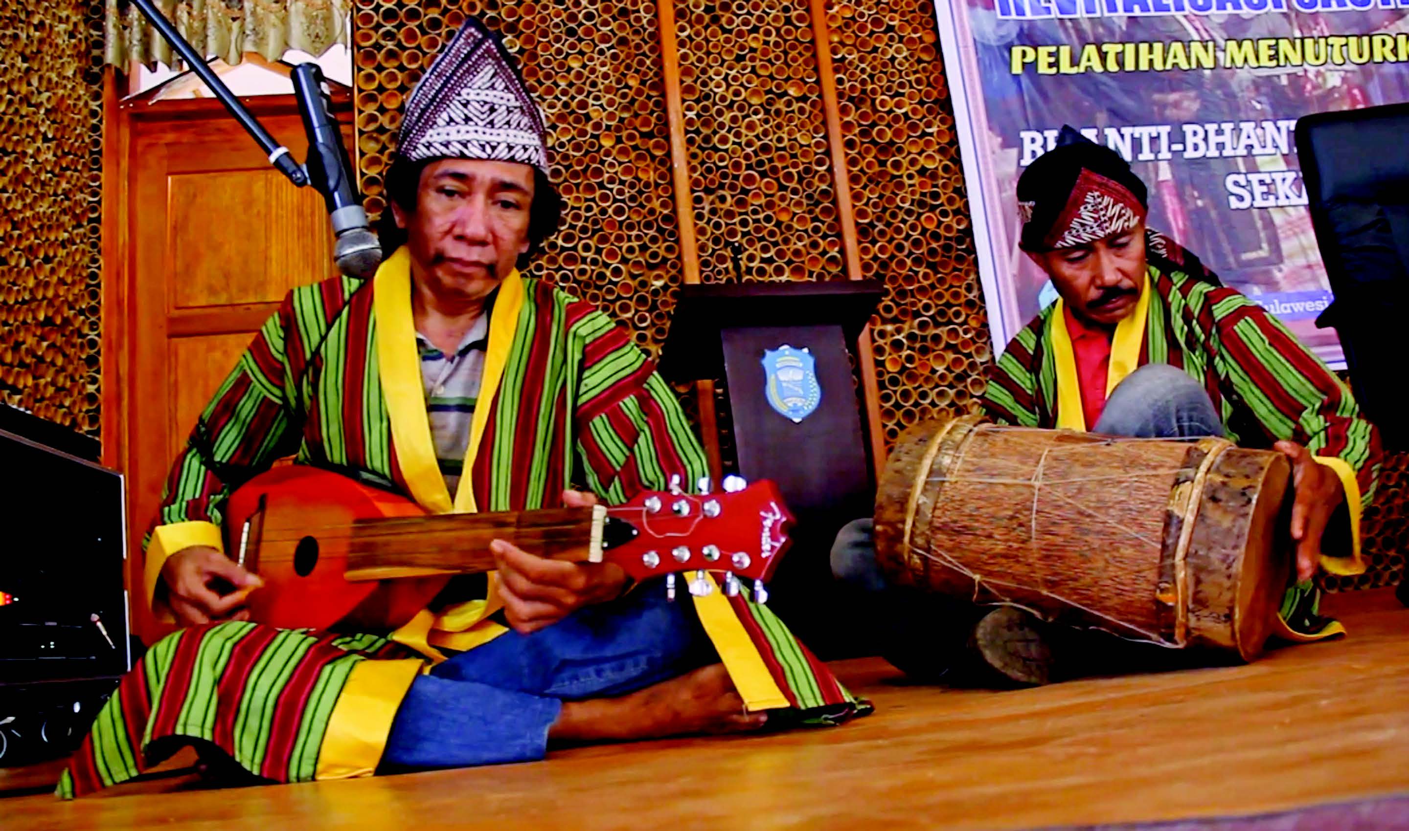 Maestro Kabanti Wakatobi La Ode Kamaluddin dan La Mbongu saat kegiatan Revitalisasi Sastra Lisan Wakatobi.