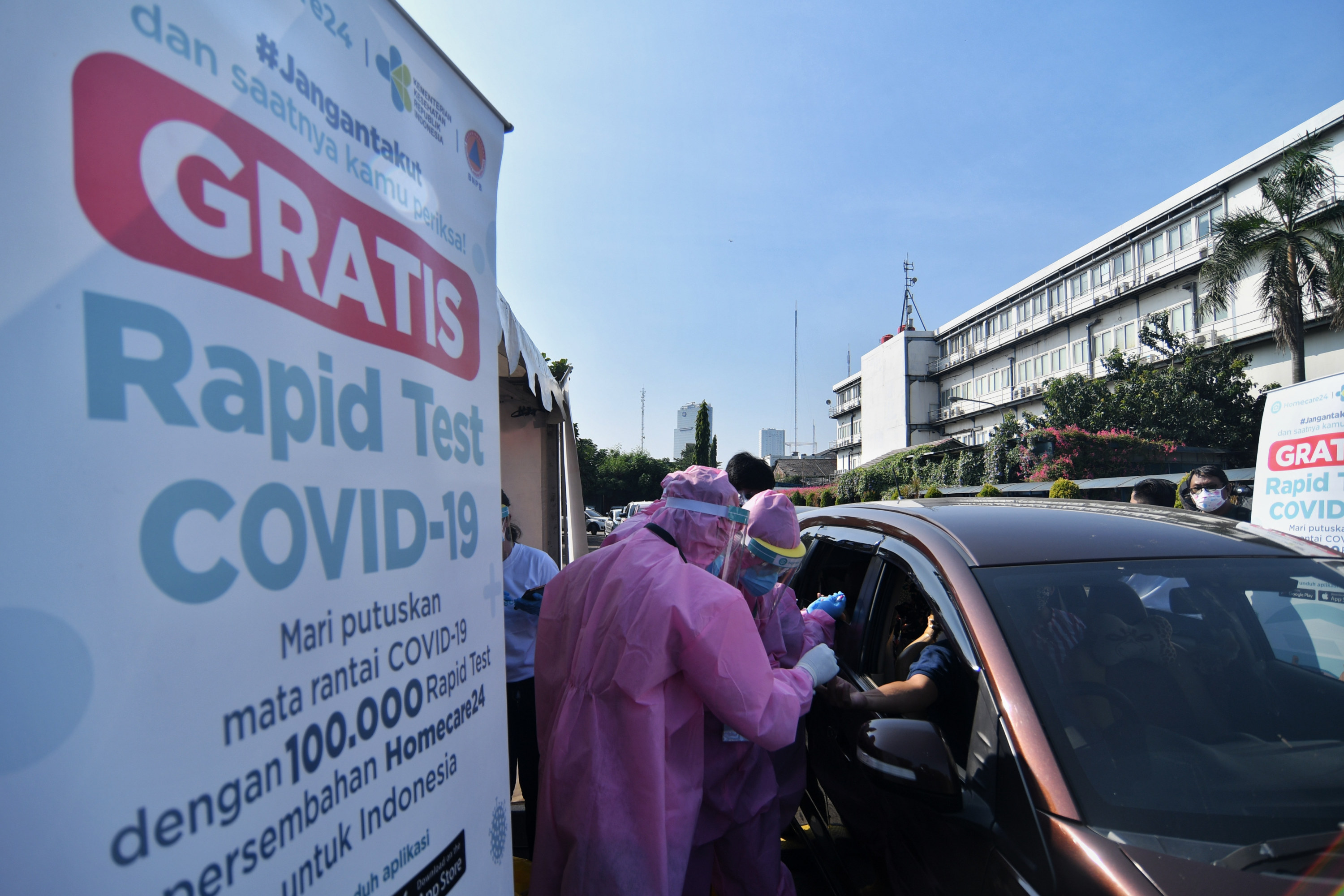 Petugas melakukan uji cepat (rapid test) dengan skema drive thru di Area Parkir Metro TV, Kedoya, Jakarta Barat, Rabu (22/4).