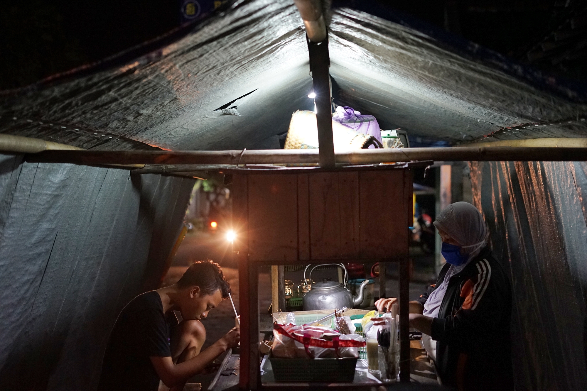 Pedagang angkringan menata dagangan di Sleman, Daerah Istimewa Yogyakarta (DIY), Rabu (22/4).