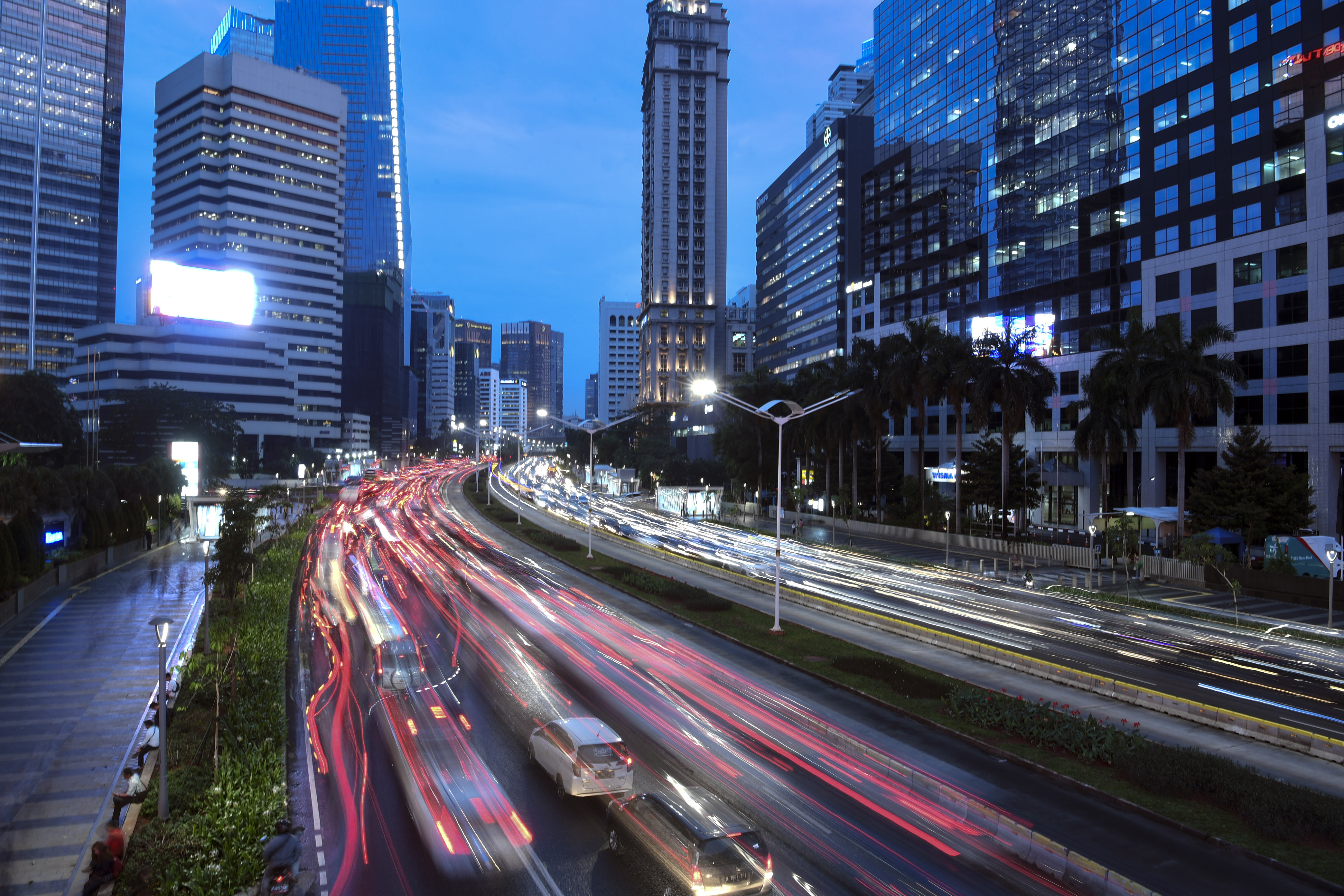 Kendaraan melintasi jalan Jenderal Sudirman Jakarta, Rabu (11/12/2019). 