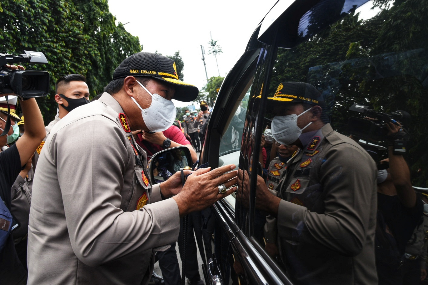 Kapolda Metro Jaya Inspektur Jenderal Nana Sudjana memantau pelaksanaan hari kedua Pembatasan Sosial Berskala Besar (PSBB) di Lebak Bulus.