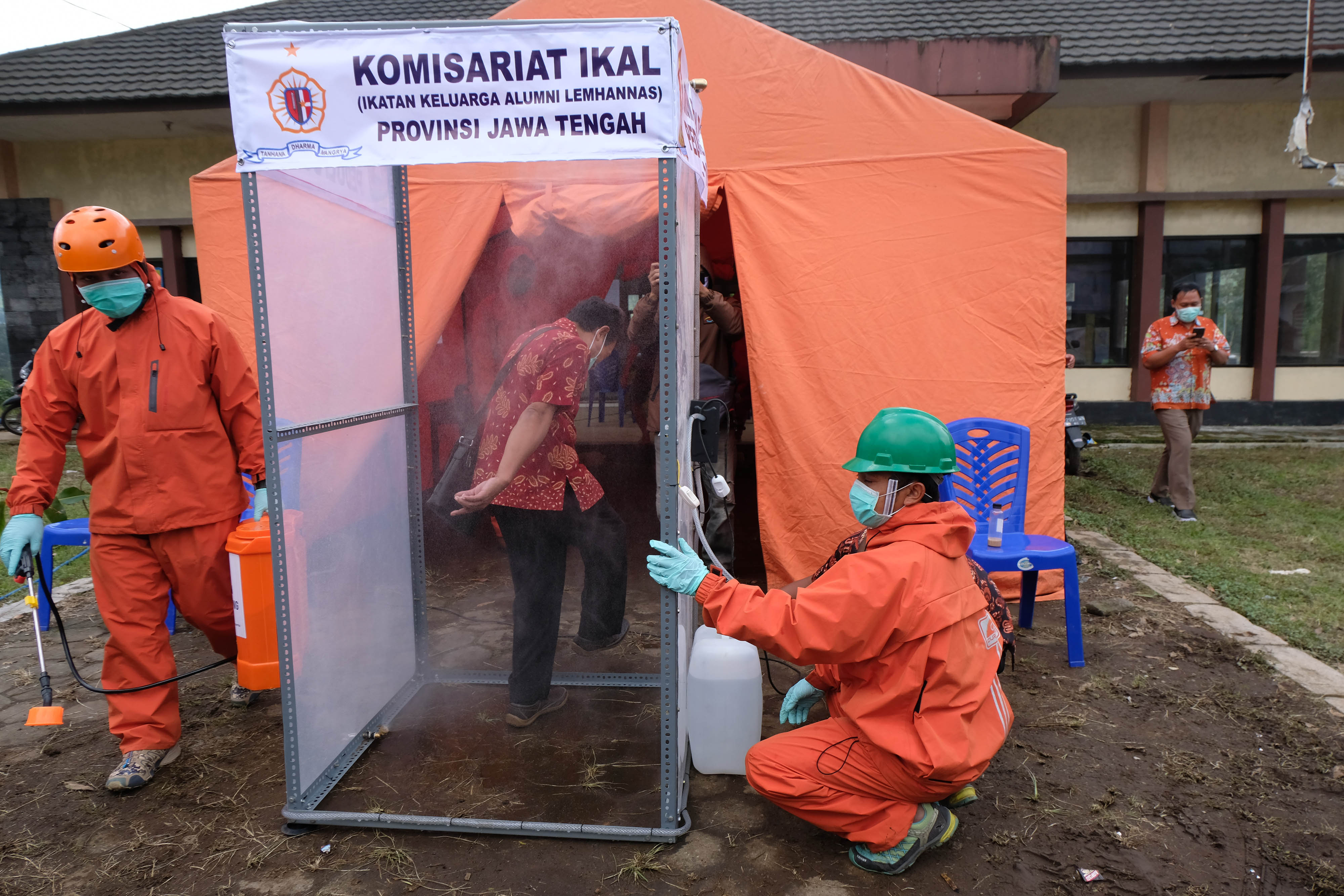 Petugas memasang bilik sterilisasi di perbatasan kabupaten Temanggung dengan Wonosobo di Posko Screening Covid-19 Kledung, Temanggung.
