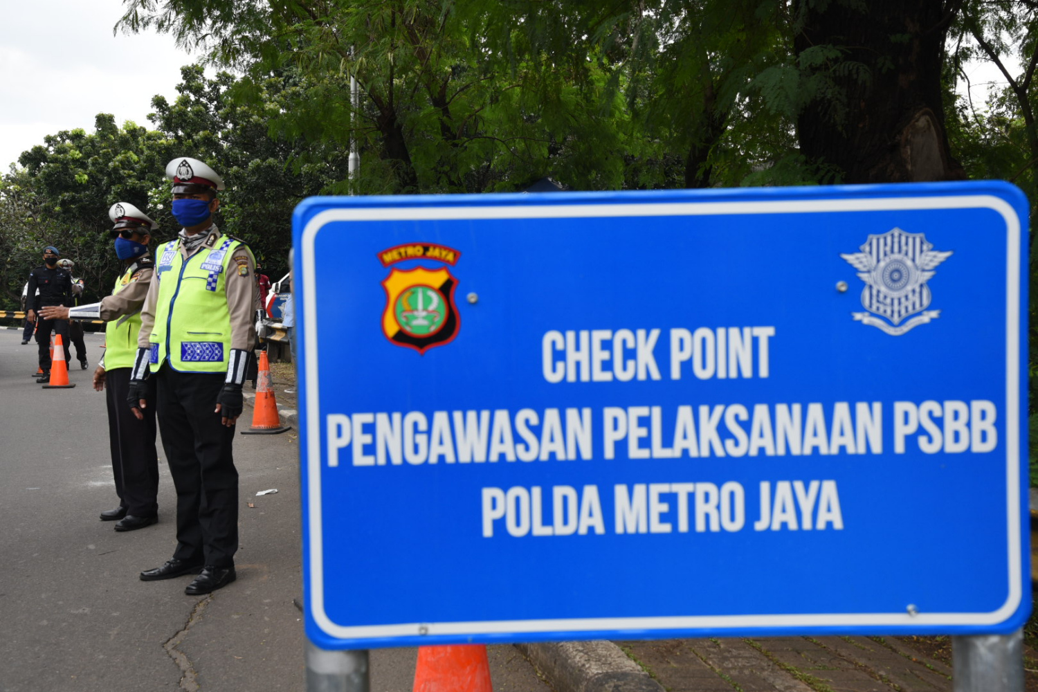 Polisi Lalulintas beserta Dishub melaksanakan pengawasan penerapan Pembatasan Sosial Bersekala Besar (PSBB) di kawasan Simpang UI, Sabtu