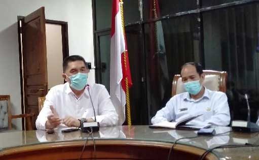 Ketua IDI Jambi Deri Mulyadi (kiri) bersama Dirut RSUD Raden Mattaher Jambi Fery Kusnadi (kanan), Rabu petang (8/4).