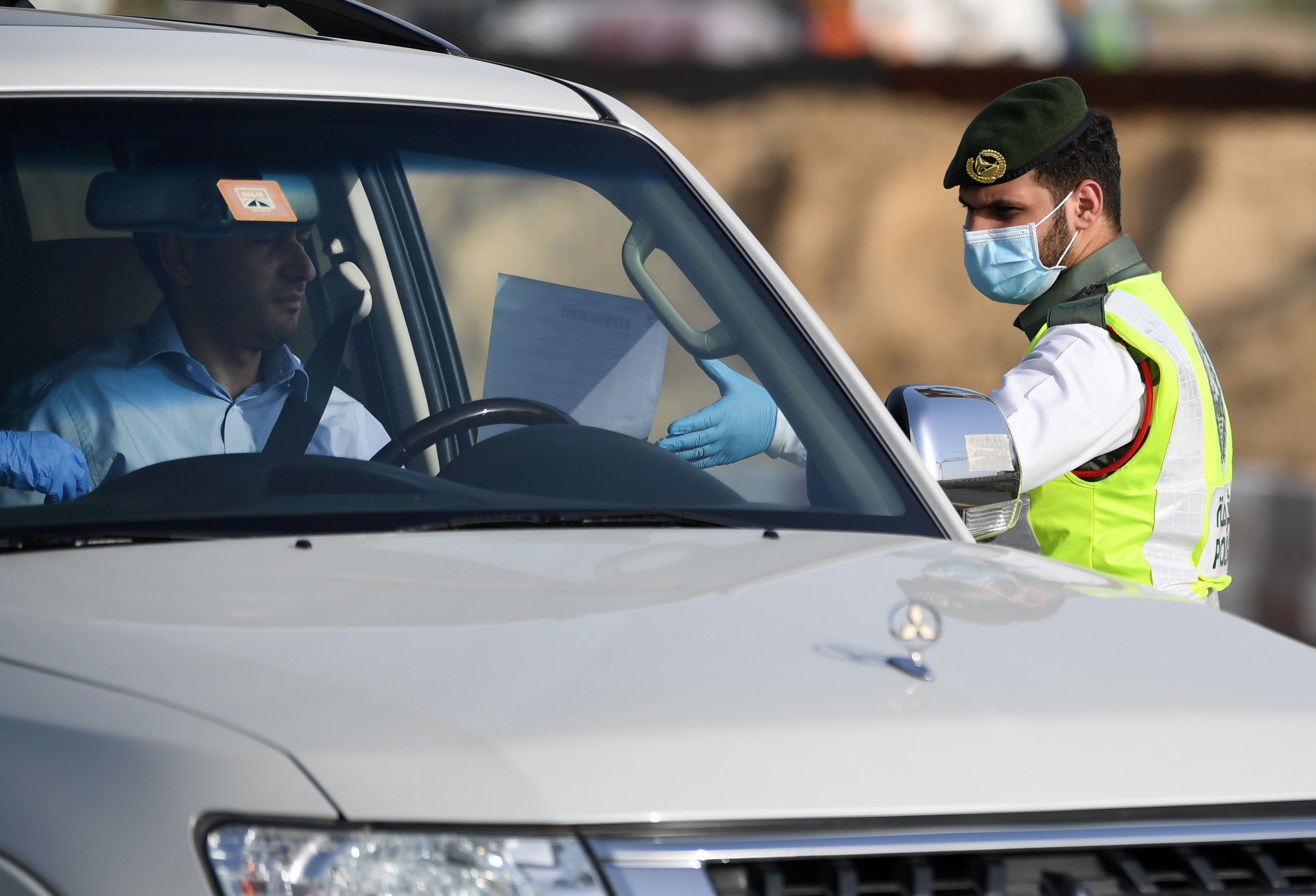 Polisi memeriksa izin pergi warga di Dubai, Uni Emirat Arab.