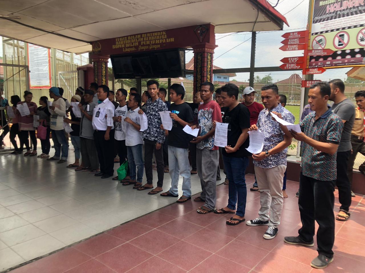 Para narapidana yang dibebaskan di Lembaga  Pemasyarakatan Klas IIA Pematangsiantar, Rabu (1/4)