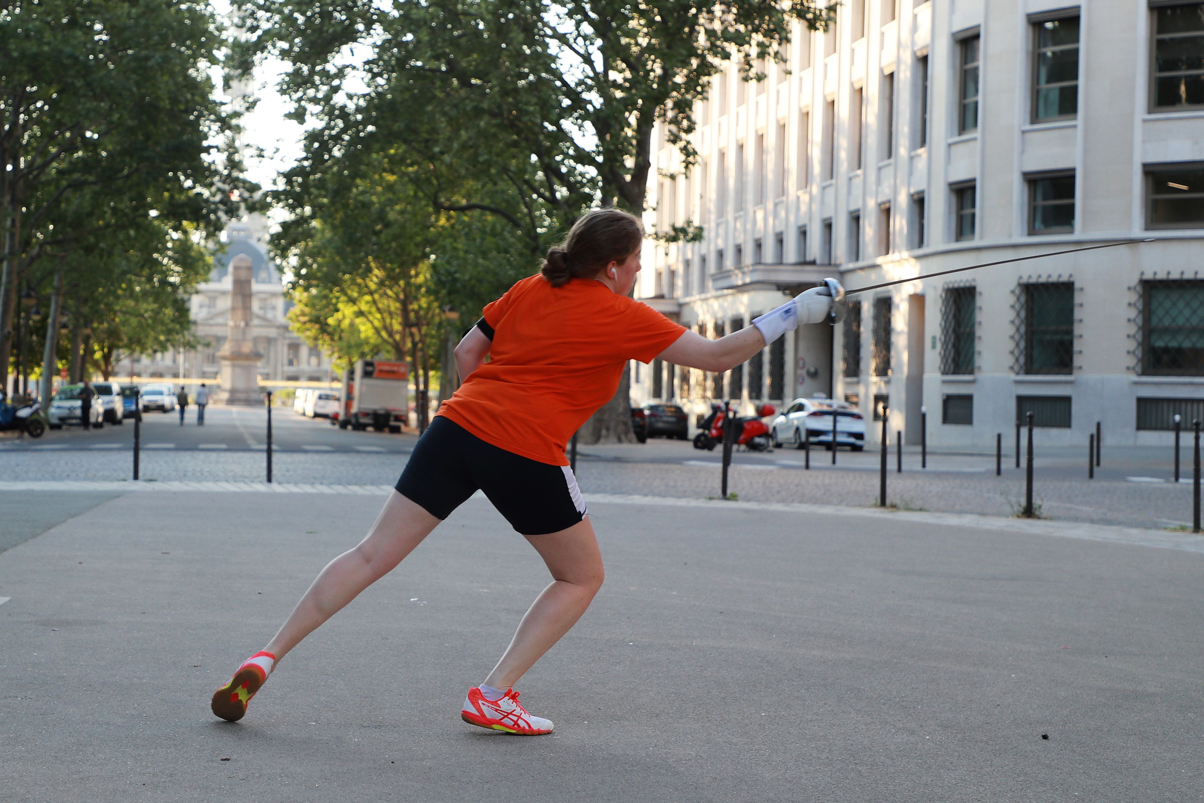 Seorang warga berlatih anggar di Kota Paris, Prancis, saat pemerintah memberlakukan lockdown karena covid-19.